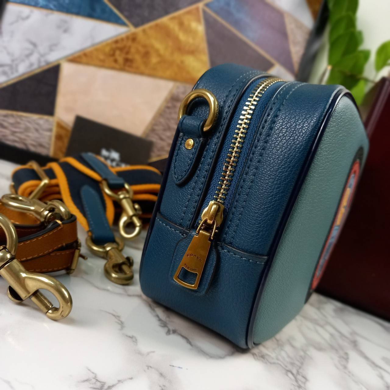OUTLET 】COACH Camera Bag In Colorblock With Coach Patch (COACH F79278) 🍁หายากมากๆแล้วรุ่นนี้**จะถือ หรือสะพาย ได้ตามใจสั่ง //วัสดุหนังแท้เต็มใบ คุณภาพหนังดีมากๆ ปักโลโกตัวC ด้านหน้า ดูดีแบบไม่ซ้ำใคร //มาพร้อมสายสะพาย 2 สาย >>สายหนัง และสายสป