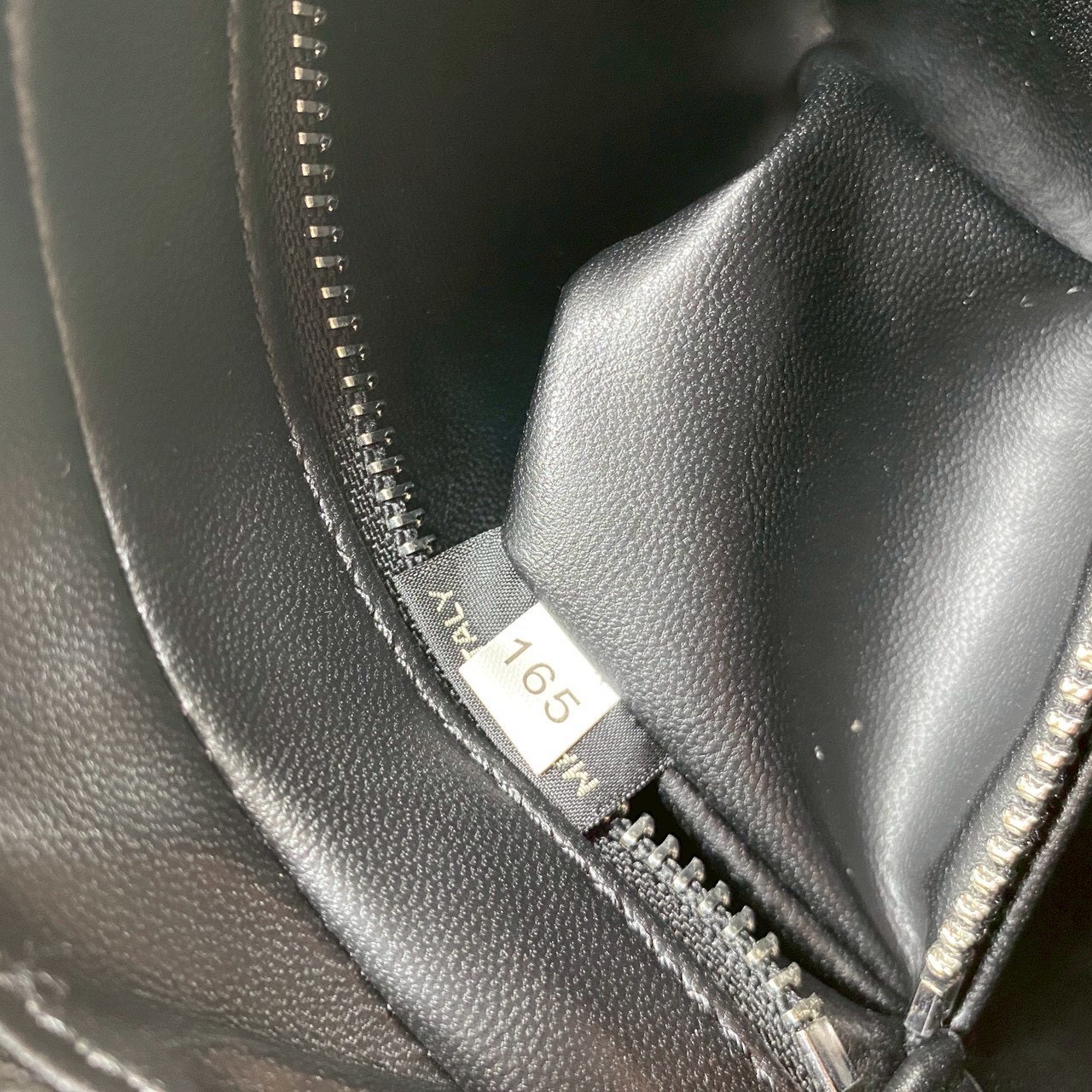 ORI หนังแท้ | Prada Antique nappa leather multi-pocket top-handle bag กระเป๋าสะพายทรง keepall มีช่องซิปด้านหน้าพร้อมหูจับ งานหนังยับดีไซน์เอฟเฟกต์เท็กซ์เจอร์ที่มีเสน่ห์สไตล์วินเทจ