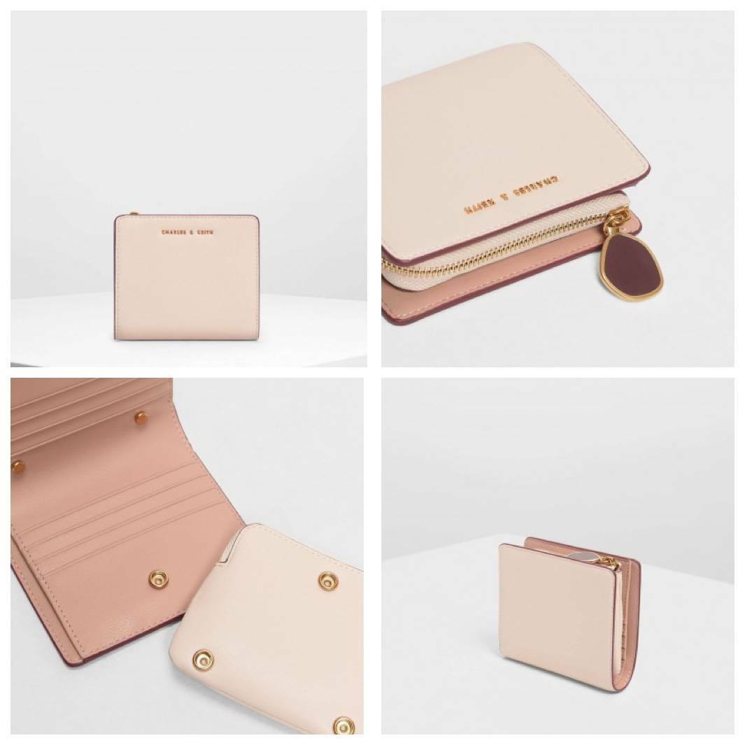 Charles & keith Classic Mini Snap Button Wallet กระเป๋าสตางค์ทรงสั้นรุ่นใหม่ชนช้อป! วัสดุpuหนังเรียบนิ่ม ด้านหน้าประดับโลโก้แบรนด์ด้วยโลหะตัวนูน ภายในเปิดปิดด้วยกระดุมทั้ง2ด้าน มีช่องซิปใส่เหรียญใบเล็ก สามารถถอดแยกกับชิ้นใหญ่ได้ ภายในยังมีช่องเสียบบัตร แล