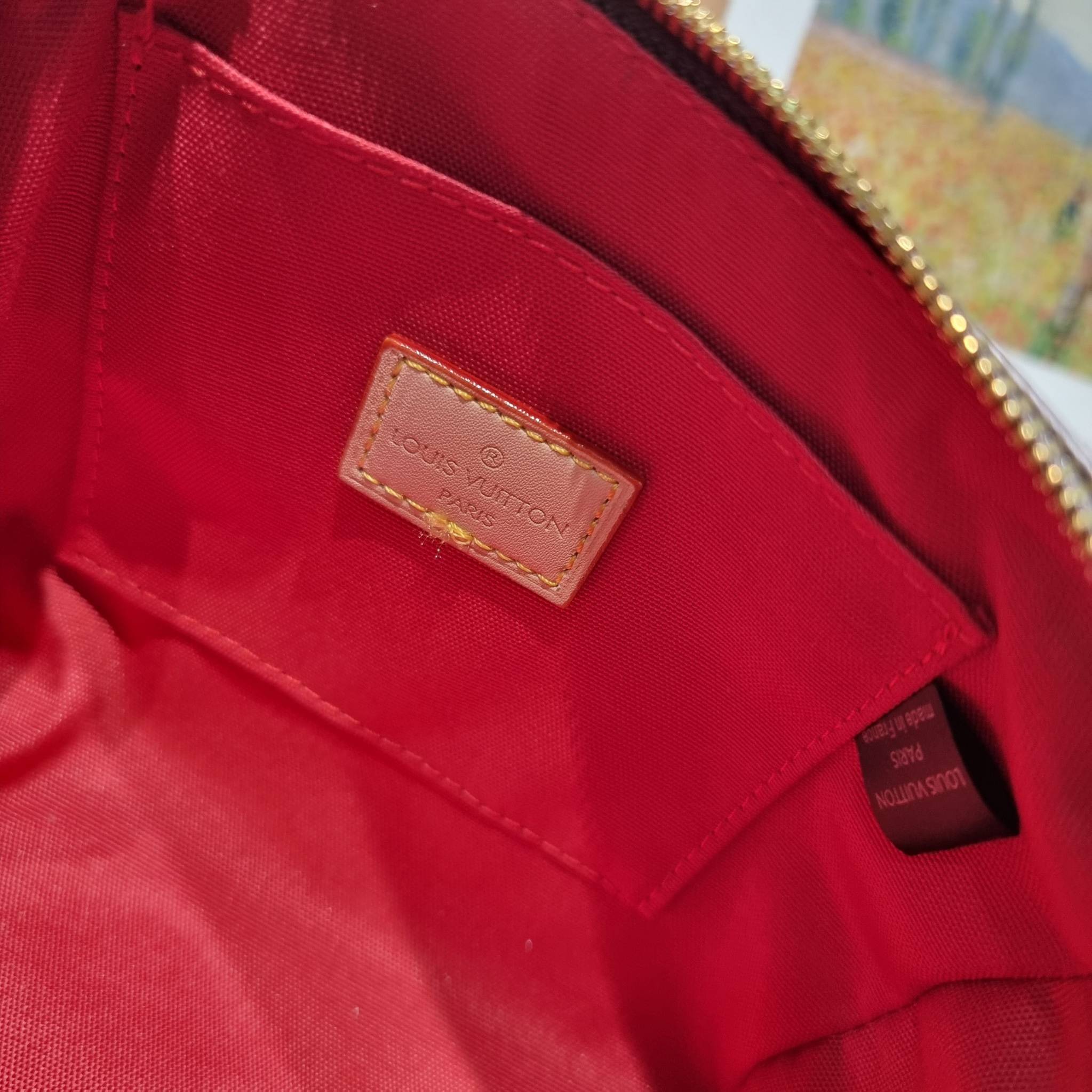 Set 3 ใบ LV Speedy Bandoulière 20 New in!! กับ box set ชวนสะสม ที่จับเอารุ่นยอดฮิต มามิกซ์รวมกับไอเท็มสุดคุ้มของมันต้องมี!! จัดเรียงให้อยู่ในกล่องสุดหรู ไม่ว่าจะตัวกระเป๋า กระเป๋าสตางค์ กระเป๋าจิ๋ว ใบไหนๆก็นำมาใช้งานได้จริง คุ้มค่ามากๆ แถมฟรี! ริบบิ้นลายล