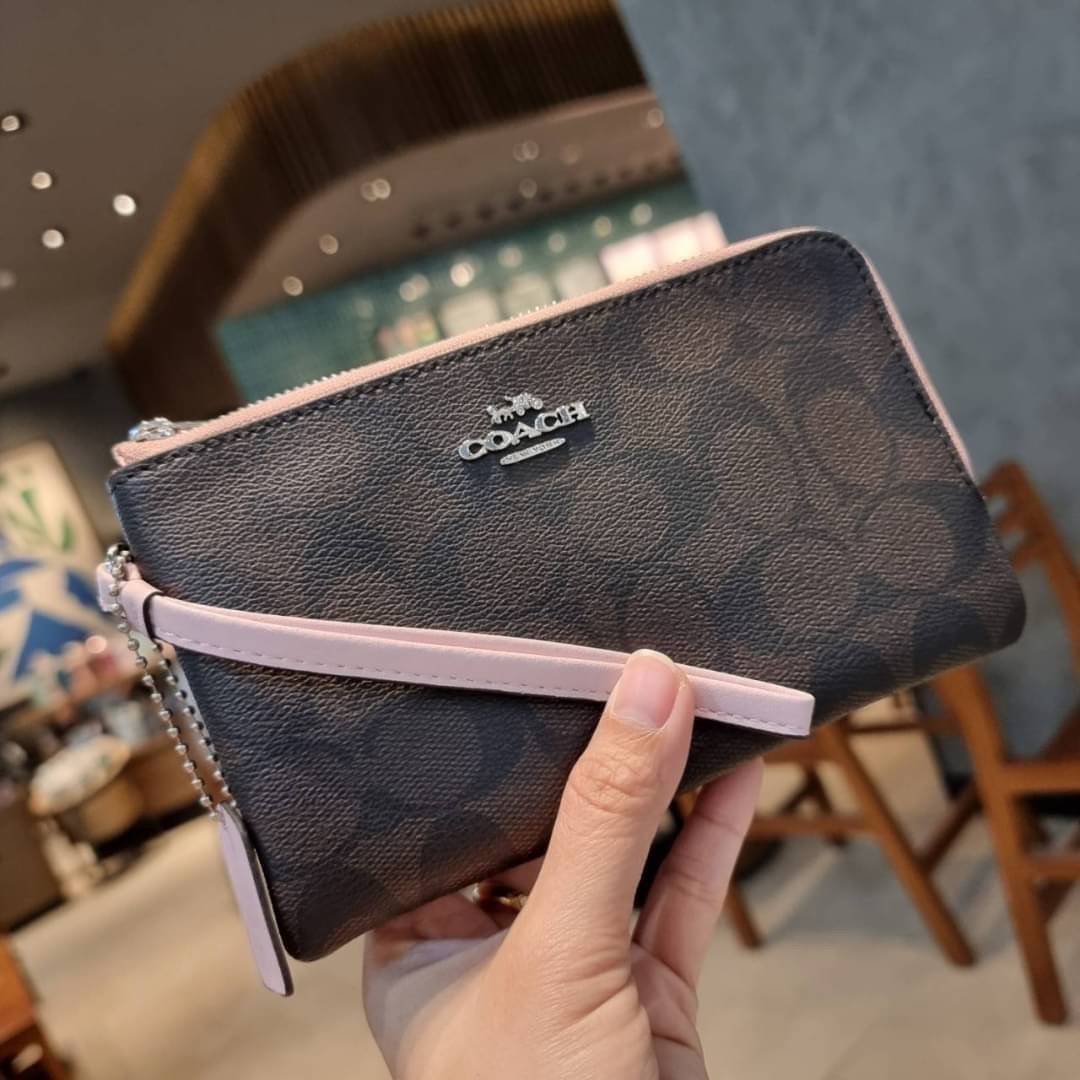 COACH F87591 DOUBLE CORNER ZIP WALLET IN SIGNATURE COATED CANVAS คล้องมือรุ่น 2 ซิป!! มาแล้วจ้า 🌟🤗 ไซส์นี้คือเหมาะมือจริงๆ พกง่ายเช่นเคย ไม่ต้องกังวลว่าจะเกะกะหรือกินพื้นที่กระเป๋าหลัก วัสดุหนังแคนวาสเคลือบลาย มีช่องหลักแยก 2 ช่อง ภายในบุผ