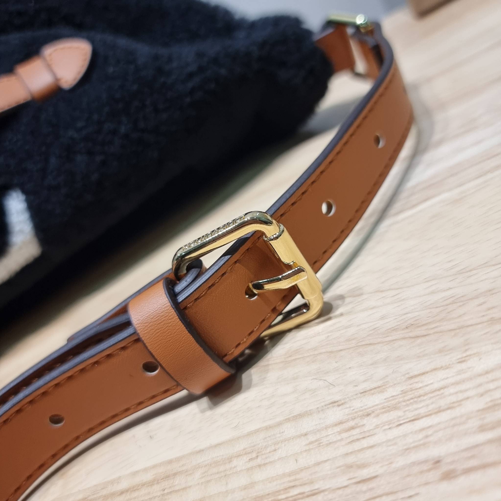 LV BUM BAG MONOGRAM TEDDY FLEECE / LV Teddy Limited Edition Bumbag ไอเท็มที่ต้องมี กับกระเป๋าคาดอก ดีไซน์เอกลักษณ์ โดดเด่นด้วยจัมโบ้ฟ้อนท์สีตัดกับตัวกระเป๋า เปิด-ปิดด้วยซิป ภายในเป็นช่องโล่ง โดยตัวกระเป๋าจะมีหูจับในตัว และสายสะพายที่สามารถปรับได้ตามตัว รุ