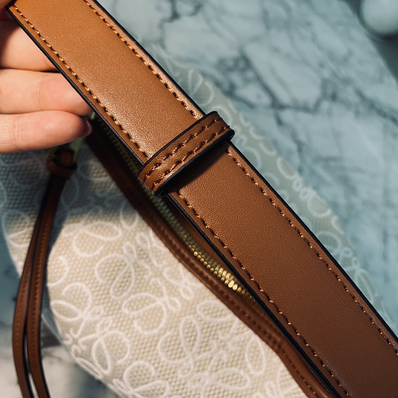 LOEWE Cubi Small Logo Canvas Top Handle Bag กระเป๋าทรงสวยดีไซน์ยอดฮิตประจำปีเลย! ปักโลโก้แบรนด์บนผ้าทั้งใบเป็นเอกลักษณ์ หูจับปรับได้ สวยหรูวินเทจ