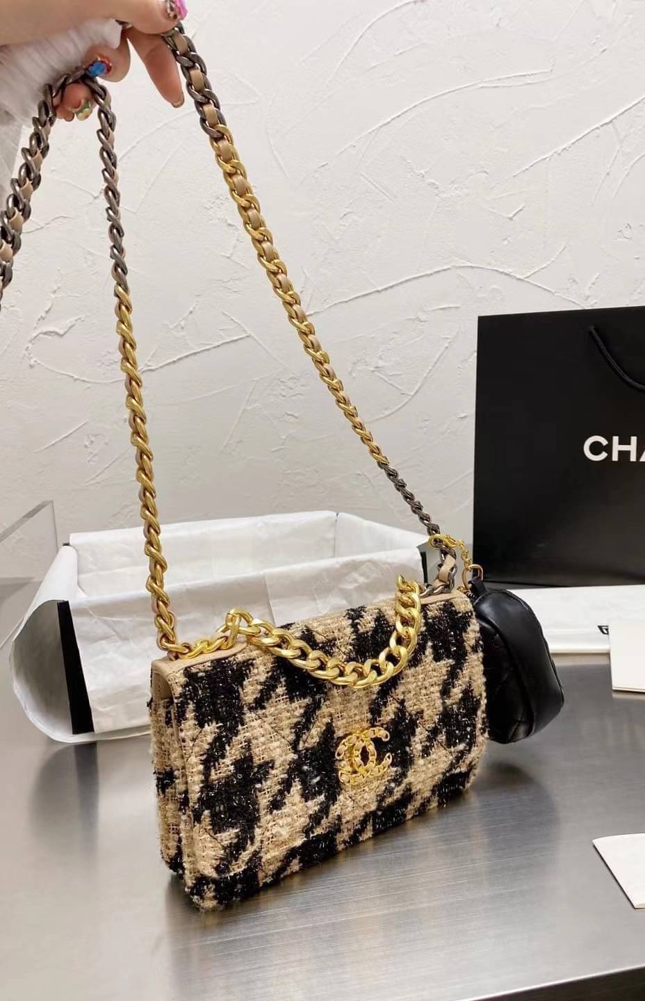Chanel อเนกประสงค์ รุ่น Limited edition ลายวินเทจ พร้อมใบเล็ก หนังแท้ น้ำหนักเบา มีช่องใส่ของจุกจิก เปิดปิดด้วยฝาปิดกระดุม มีช่องใส่บัตร ช่องซิป ใส่กระเป๋าสตางค์ใบยาว ได้ค่ะ ตัวจริงสวยมากๆถูกใจรีบจองนะคะ ใส่มือถือได้ทุกรุ่น สายสะพายยาวคู่ สะพายได้สองแบบ ป
