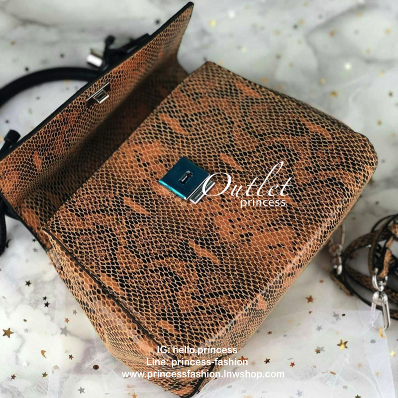 CHARLES & KEITH DOUBLE BOW LEATHER TOP HANDLE SNAKE PRINT BAG กระเป๋าถือ/สะพายใบน่ารัก ขนาดกำลังดี หูหิ้วแต่งโบว์น่ารัก เปิดปิดด้วยตัวกดล็อก ด้านในจุของพอสมควรเลยค่ะ ใส่ iPhone plus /กระเป๋าเงินใบกลางได้ มีสายสะพายยาวถอดและปรับสายได้ 1 เส้น รุ่นนี้น่ารักจ