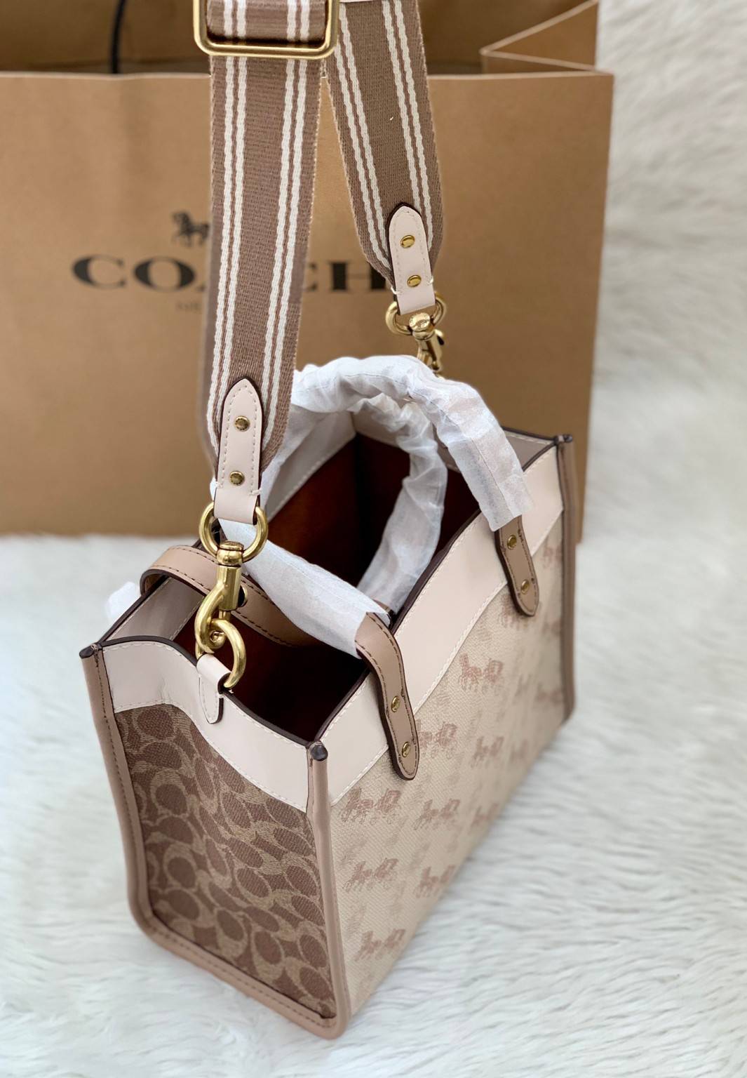 COACH FIELD TOTE 22 WITH HORSE AND CARRIAGE PRINT พร้อมส่งความสวยค่ะ! กระเป๋าทรง Tote หนังแท้อย่างดี นิ่มมือดีมากๆค่ะ ตัวกระเป๋าปริ้นลายรถม้าทั้งใบตัดขอบลายCด้านข้างได้อย่างสวยงามทีเดียว ปากกระเป๋าเปิดปิดแบบกระดุมแม่เหล็ก ภายในกว้างใส่ของจำเป็นได้ครบ มีช่