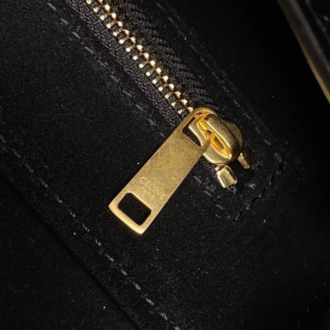 CELINE Teen Soft 16 In Smooth Calfskin / CELINE TRIOMPHE CROSSBODY BAG กระเป๋าสุดเรียบง่ายคงความสไตล์เซลีนเป็นอย่างดี ดีไซน์สวยหรูสุดคลาสสิคหนังเรียบสวยอยู่ทรงเปิดปิดด้วยฝาปิดล๊อคบิดโลโก้แบรนด์อะไหล่ทองวิ้งๆภายในมีช่องแบ่งเป็นสัดส่วนและมีช่องซิปหัวซิปแบรน