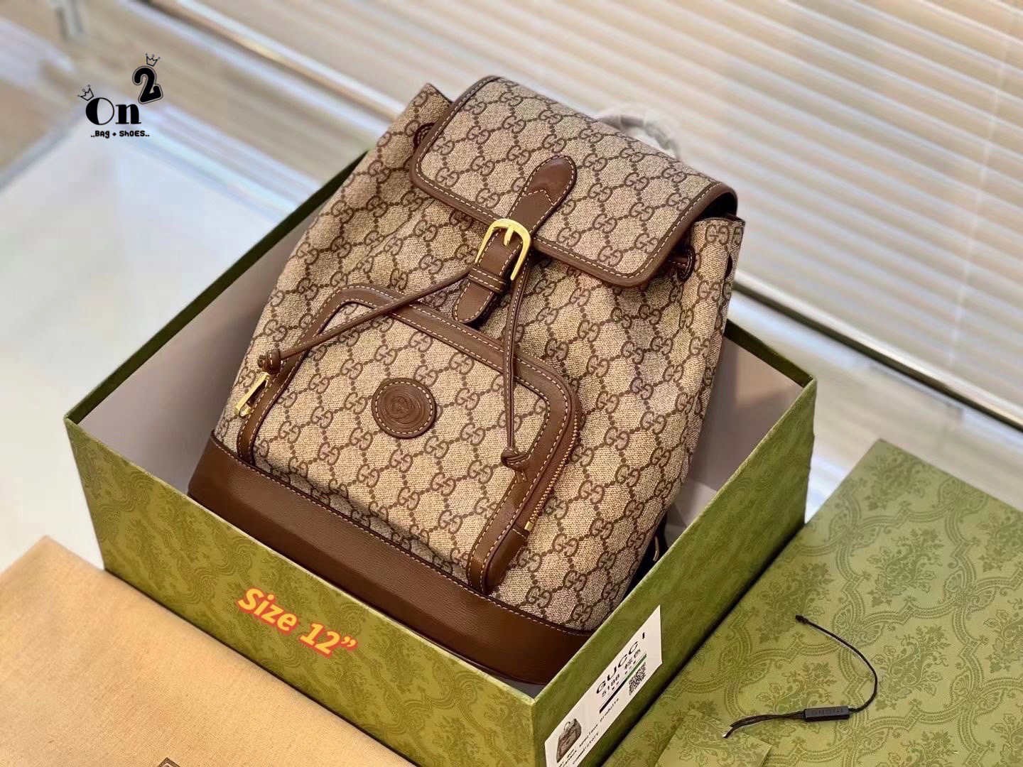 GUCCI Backpack with Interlocking G / GG Coated Canvas Backpack กระเป๋าเป้กุชชี่ใช้ได้ทั้งหญิงชาย ไม่ว่าจะวันธรรมดาหรือวันไปเที่ยว เพียงแค่สะพายกระเป๋าเป้ใบนี้ติดตัวไปด้วย ก็เพิ่มความมีสไตล์ให้กับตัวเองได้แล้ว ด้วยรูปทรงและลายตารางอันเป็นสัญลักษณ์ของแบรนด์