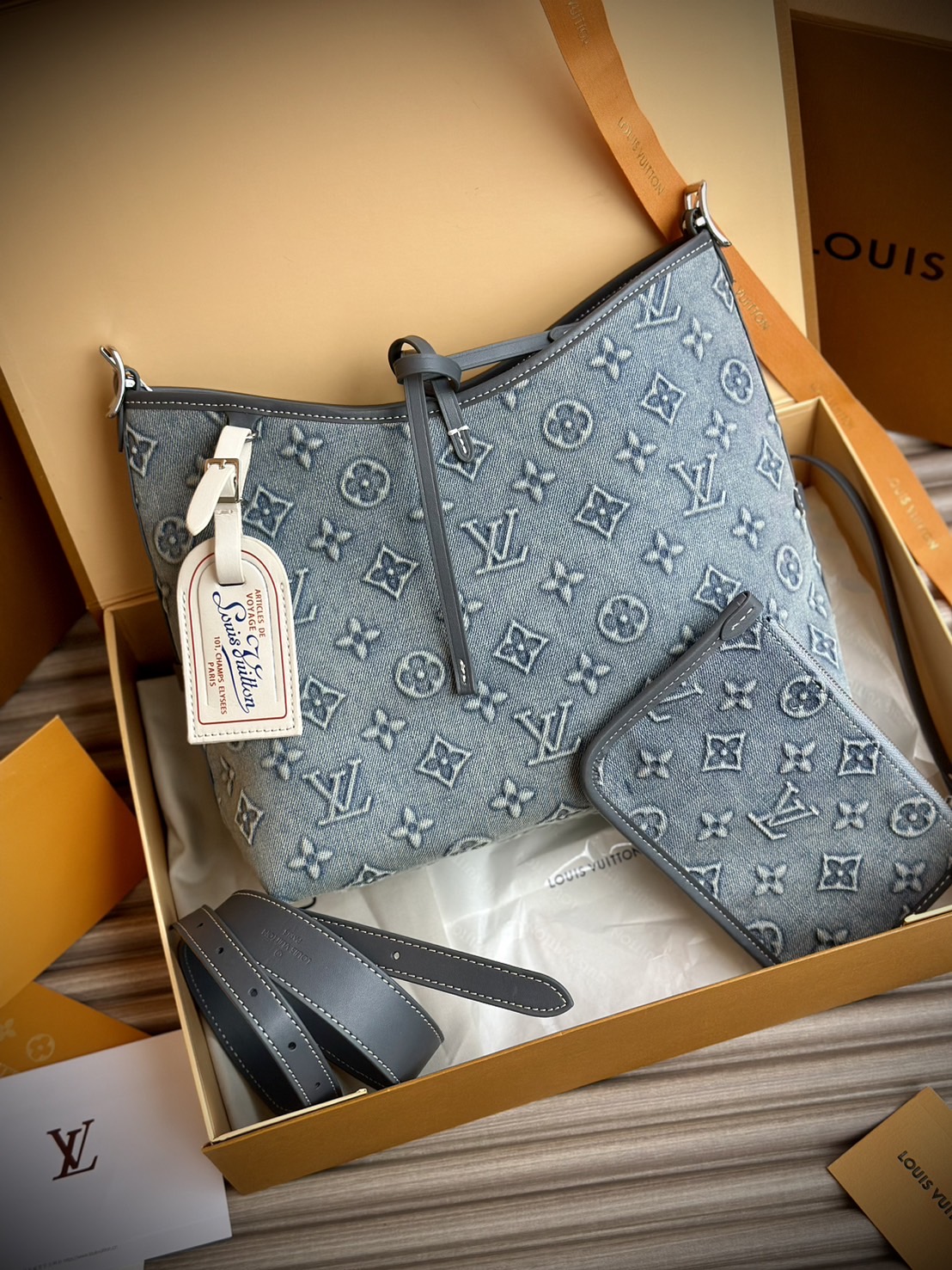 LV Carryall Denim Vintage Tote Bag กระเป๋าทรงโท้ทเดนิมสไตล์วินเทจ รุ่นใหม่ปั้มลายโมโนแกรมบนเดนิมสุดไอคอนิก ที่ใครเห็นต้องเป็นคลั่งรัก ผู้ดี หรูหราได้ทุกลุค ทุกสไตล์