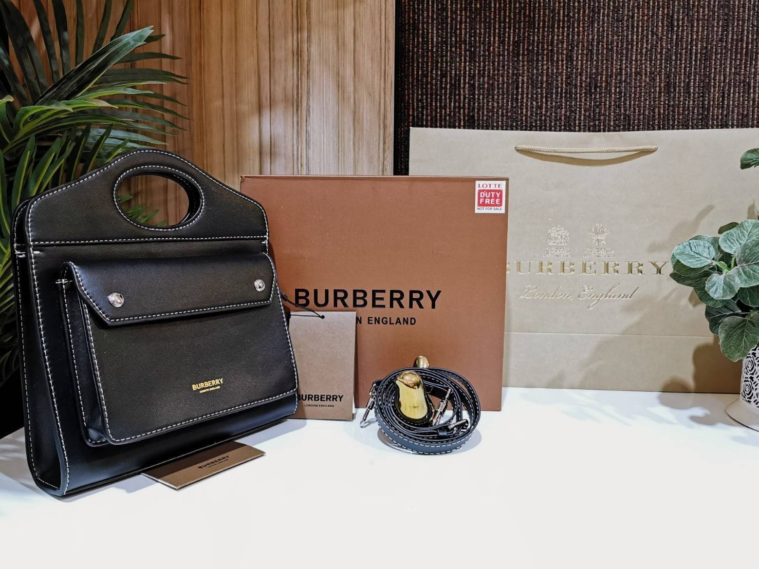 BURBERRY FRAGRANCES CROSSBODY BAG VIP GIFT WITH PURCHASE (GWP) พรีเมี่ยมกิ๊ฟ Limited Edition ใหม่ล่าสุดจาก BURBERRY PERFUME วัสดุหนังแท้ Calf Skin ทรงเหลี่ยม ดีไซน์สวยหรูอยู่ทรง ด้านหน้ามีช่องใส่ของ ภายในโล่งกว้าง มีช่องซิปแบรนด์ สามารถใส่กระเป๋าสตางค์ใบย