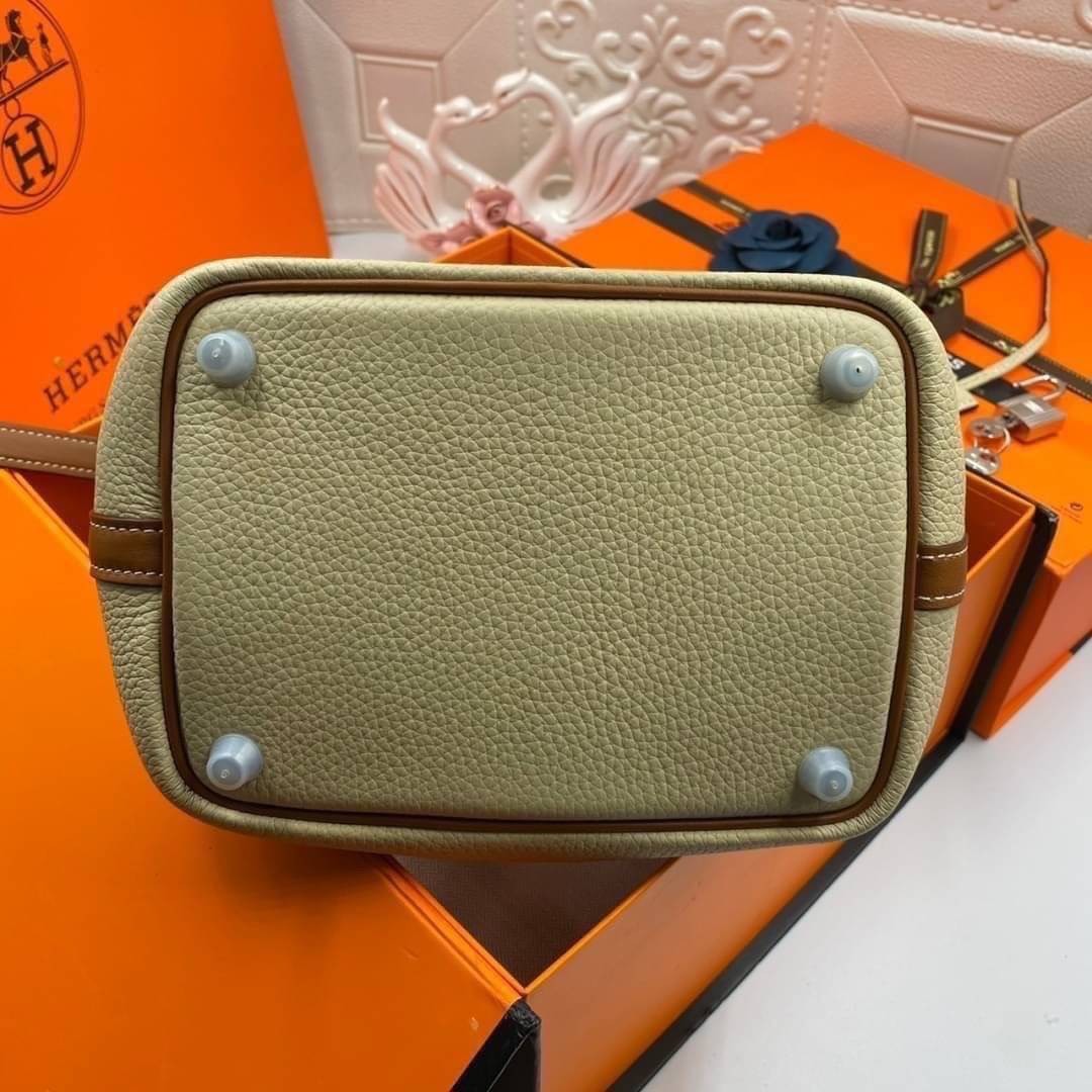 หนังแท้ Hermes Picotin Lock 18 bag กระเป๋าถือแบรนด์หรูระดับโลก งานเกรดออรินอล หนังแท้ทั้งใบ หนังมีลายทอริลลอนคล้ายของจริง มาพร้อมตัวล็อคเคลลี่ Kelly lock รูปทรงเรียบแต่หรู ใช้งานได้ทุกโอกาส ถือง่าย ใช้งานง่าย ภายในโล่งกว้าง ภาพสินค้าถ่ายจากงานขายจริง ใช้ง