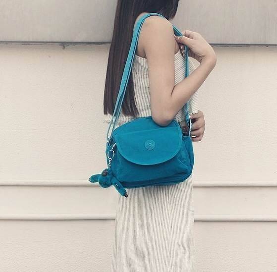 Kipling nylon shoulder bag K15313 กระเป๋าสะพายข้าง วัสดุ nylon บุด้วยนวมที่ฐานกระเป๋า เพิ่มความนุ่มค่ะ ขนาดกำลังน่ารักสะพายคล่องตัว ด้านหน้ามี ช่องใส่ของ 1 ช่อง ช่องหลักเปิดปิดด้วยซิป ภายในโล่งจุได้เยอะ ใส่กระเป๋าสตางค์ใบยาวได้ มีช่องซิปเล็กและสายห้อยกุญแ