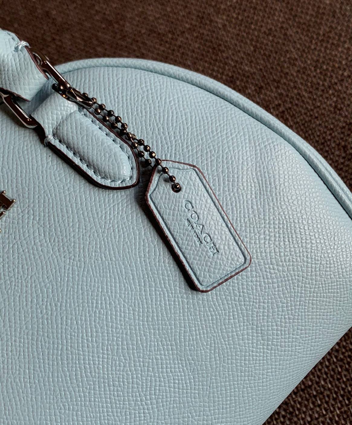 COACH SYDNEY SATCHEL BAG CA202 CA591 CB596 ใหม่ล่าสุด กับคอลที่สาวๆต้องหลงรัก กระเป๋าสะพายทรง satchel ที่มีรูปทรงดึงดูดสายตา สวยแรกเห็น วัสดุหนัง crossgrain พร้อมหูจับในตัว เปิด-ปิดด้วยซิป ภายในโล่งกว้าง ขนาดกำลังดี มีสายครอสให้ ปรับได้ตามชอบ ใบจริงลูกคุณ