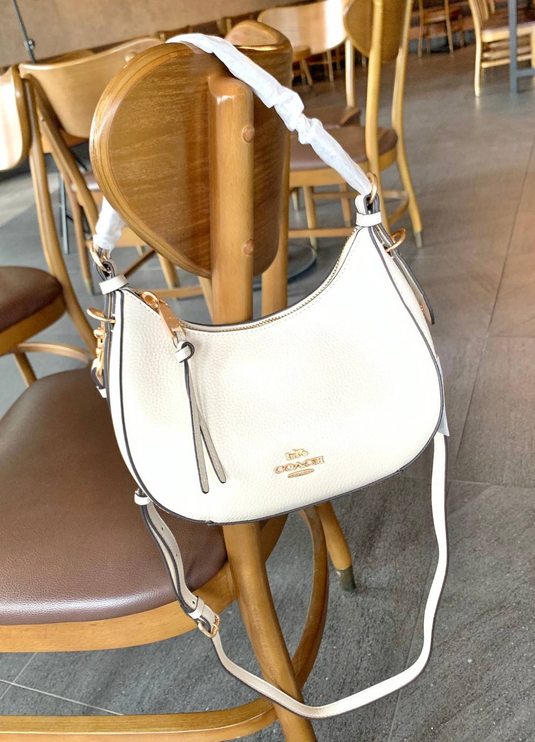 COACH KLEO HOBO BAG ((C7257//C6809//C6807)) พร้อมส่ง คุณภาพเกินเบอร์เลยจ้าา จำนวนจำกัด! กระเป๋าคล้องไหล่หรือสะพายข้างได้ Hobo รุ่นใหม่ล่าสุด ดีไซด์รูปทรงให้ดูเรียลขึ้น หนังแท้นิ่มสวย เปิดปิดกระเป๋าแบบซิปมีหนังห้อยลงมา ภายในกระเป๋าสามารถใส่กระเป๋าเงินใบยาว