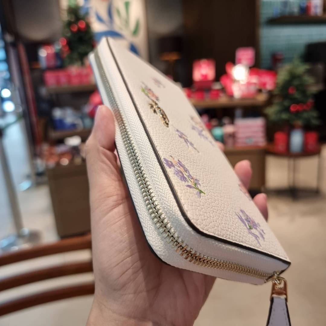 COACH ACCORDION ZIP WALLET IN SIGNATURE CANVAS WITH DAISY BUNDLE / MEADOW PRAIRIE / SPACED WILDFLOWER / DAISY BUNDLE PRINT C0033/F31778/69832 กระเป๋าสตางค์ใบยาว ลวดลายน่ารักน่าใช้มากๆ พื้นเป็นลายซีเอกลักษณ์ วัสดุหนังแคนวาสเคลือบลาย เปิด-ปิดด้วยซิปรอบ ใส่ม