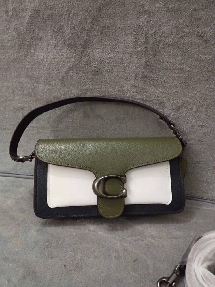 OUTTLET 】Coach Tabby Shoulder Bag 26 กระเป๋าหิ้วได้//คล้องไหล่ได้//สะพายข้างได้ ใบเดียวสุดคุ้มค่ะ! เปิดปิดกระเป๋าแบบกระดุมแม่เหล็ก มีอะไหล่Cตัวใหญด้านหน้าบ่งบอกถึงความหรูทีเดียวค่ะ ใส่กระเป๋าเงินใบยาวได้ มีช่องซิปกลาง;ช่องเล็กใส่ของจุกจิก;ช่องด้านหน้าหนึ่