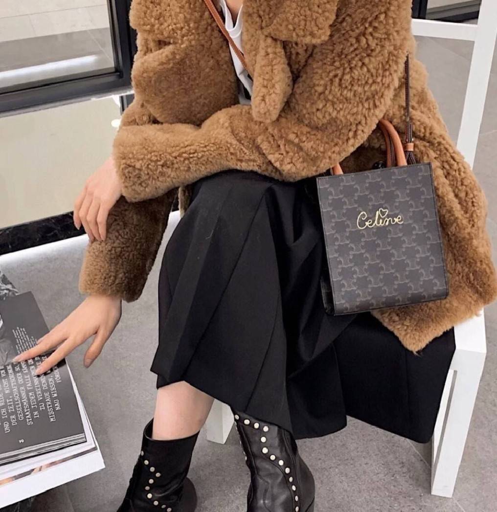 CELINE MINI HAND CARRY AND CROSSBODY BAG VIP GIFT WITH PURCHASE (GWP) พรีเมี่ยมกิ๊ฟ Limited จาก CELINE HAUTE PARFUME DUTYFREE COUNTER วัสดุ COATED CANVAS ดีไซน์ทรงเหลี่ยมสวยหรูสุดคลาสสิคในสไตล์สาว Lisa หนังสวยอยู่ทรงกันน้ำ มีโลโก้แบรนด์ด้านหน้า ภายในโล่งก