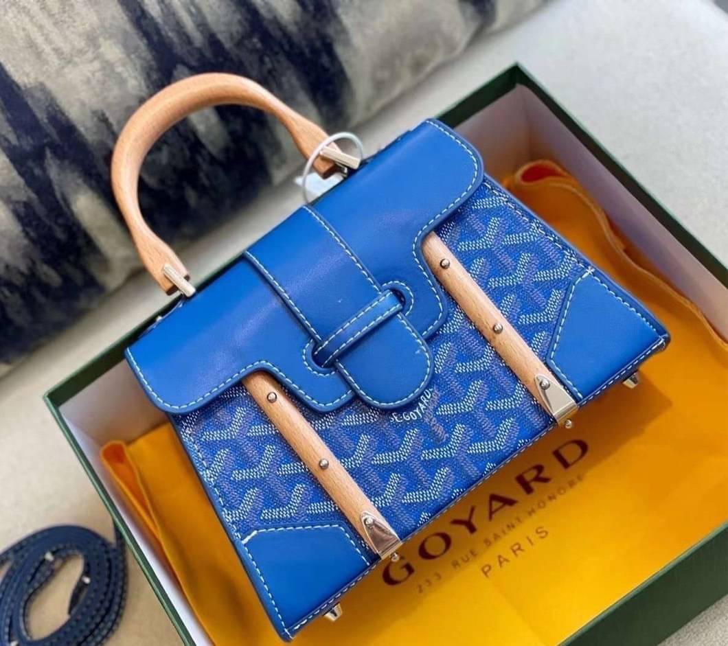 GOYARD Saigon Structure Mini Bag คุ้มค่าและ exclusive ที่สุดกระเป๋าทรงโท้ทไซส์มินิ ดีไซน์ล้ำ โดดเด่นด้วยรูปทรงและมือจับไม้สังเคราะห์ ที่ไม่เหมือนใคร และเพิ่มลูกเล่นด้วยสายคาด ใช้งานได้ทุกสถานการณ์ หยิบใช้วันไหนๆ ก็ตอบโจทย์ได้หมดน้า