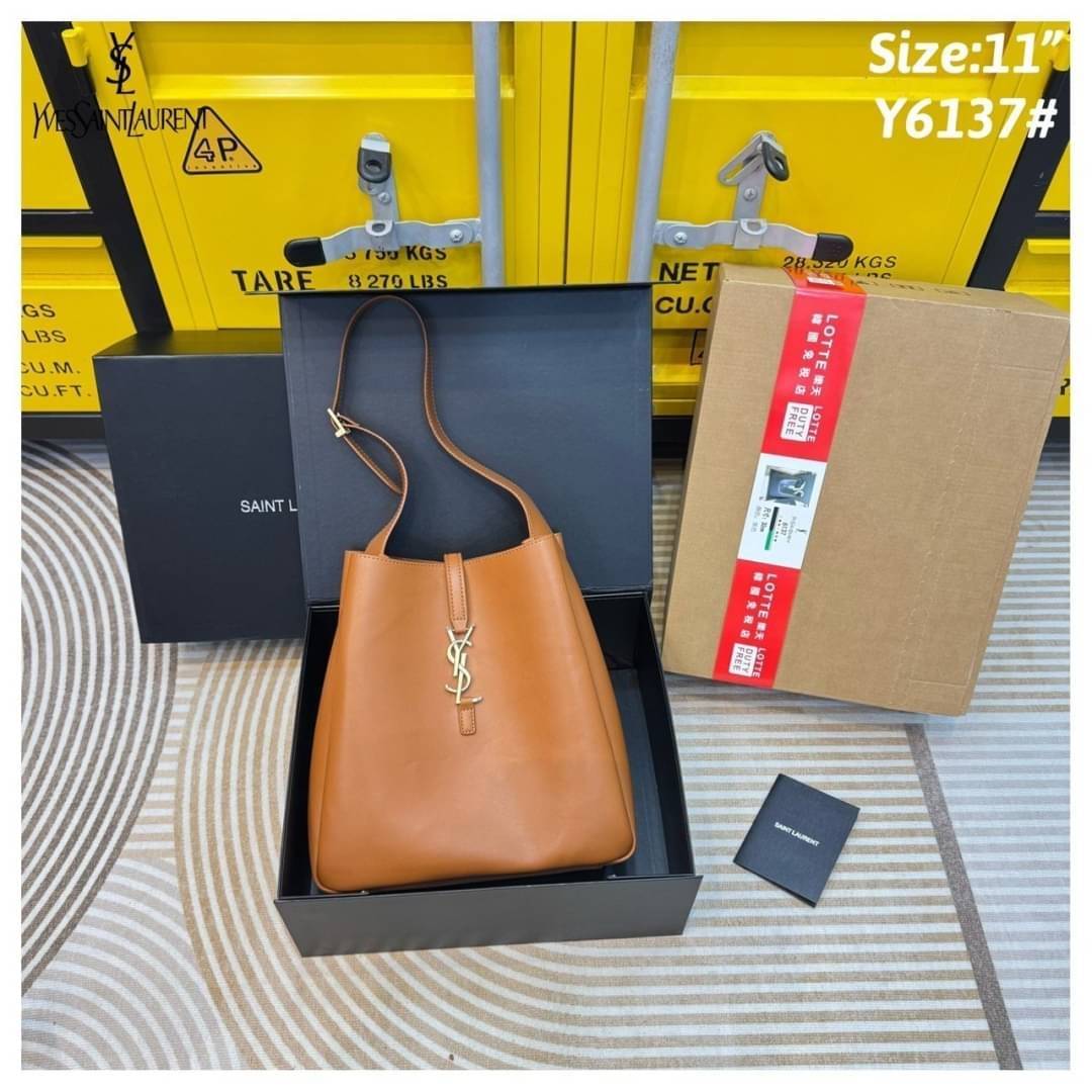 YSL Le 5 à 7 supple leather hobo bag รุ่นยอดฮิต ที่ใครๆก็ต้องมีครอบครอง กับกระเป๋าสะพายทรงโฮโบ หนังเรียบสวยมาก ขนาด 11" จุของได้สบายๆ สวยฟาดมากๆ ดาเมจคือร้อนฉ่าสุดๆ! ดีไซน์สุดคลาสสิค