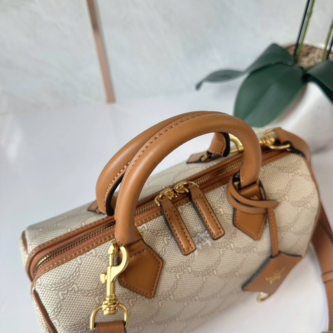 Small M.C.M Ella Boston bag in Lauretos pattern กระเป๋าทรงหมอนยอดฮิต คอลเลคชั่นใหม่ ไม่มีเอ้าท์ เกรดท็อปออริ 1:1 สลับแท้ ใช้งานต่างประเทศได้