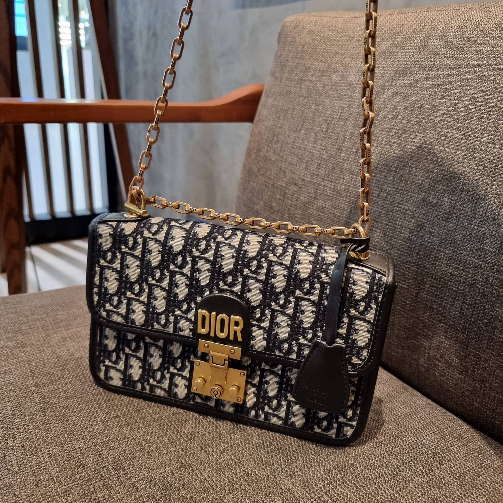 DIOR CD ADDICT FLAP BAG กระเป๋าสะพายดีไซน์คลาสสิค สวยผู้ดี โดดเด่นด้วยโลโก้และอะไหล่ตัวล็อคสีทอง เพิ่มดีเทลความหรูขึ้นไปอีก วัสดุผ้าแคนวาสทอลวดลายเอกลักษณ์ ภายในเป็นช่องโล่ง มีช่องซิป สายสะพายโซ่ในตัว ปรับใช้ได้ 2 แบบ สะพายข้าง หรือสะพายโซ่คู่ที่ไหล่ก็สะด