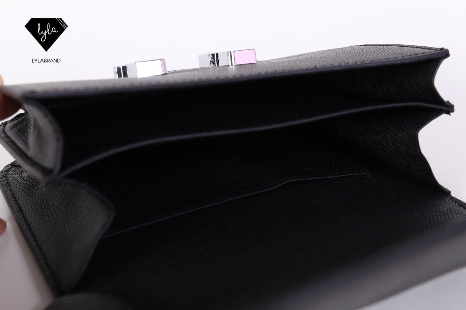 LYLABRAND🔔 Constance ไซต์ 18 สุดฮอต รุ่นนี้หนัง Epsom , PU top premium นะคะ หนังดีเลอค่าน่าสอยมากกก บอกคำเดียวเลยว่าเด็ดสุด !! เหมือนหนังแท้เบอสุดค่ะคูณผู้หญิง ลูกค้าเก่าน่าจะทราบกันดีอยู่แล้วว่าคุณภาพของร้านนี้ต้องมาเป็นอันดับหนึ่งเท่านั้น อิอิ ม