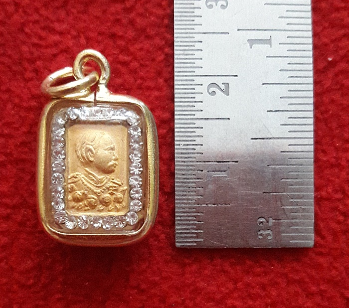 จี้เสด็จพ่อร.5เนื้อทองหลังหลวงพ่อโสธรประดับเพชรเลี่ยมทองไมครอนพร้อมใบคาถาค่ะ