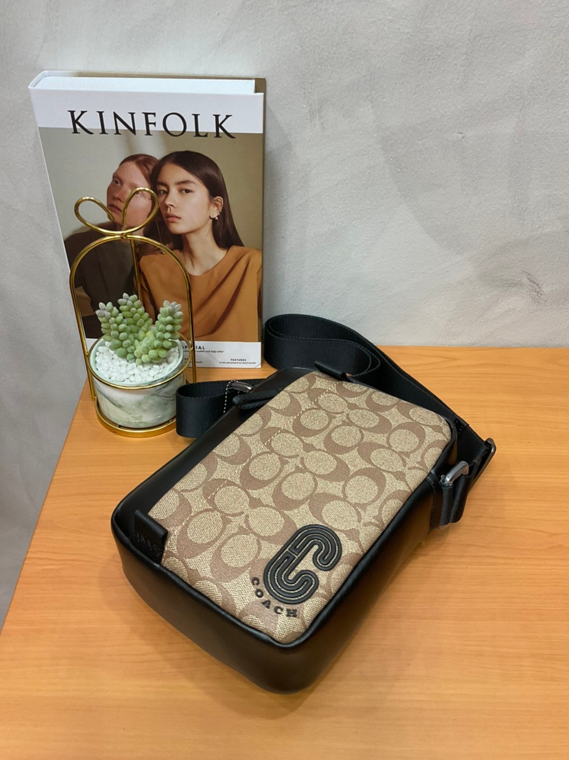 COACH NORTH/SOUTH EDGE CROSSBODY (COACH 5626) IN SIGNATURE CANVAS (COACH 6788) กระเป๋าสะพายผู้ชาย กระเป๋าสะพายรุ่นใหม่ ชนช็อป (!!)รุ่นหายาก สี COBALT MULTI วัสดุทำจาก หนังลูกวัวแท้ เนื้อเรียบ พิมพ์ลาย ขนาดกำลังดี