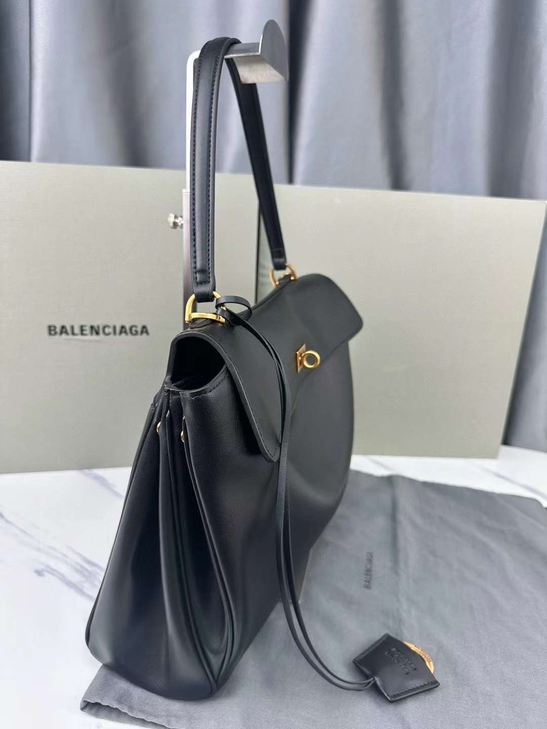 Balenciaga Rodeo Medium Handbag in Black 35cm กระเป๋าสะพายหนังเรียบผิวสัมผัสนุ่มสบายผิว ดีไซน์เรียบหรูตามเอกลักษณ์ของแบรนด์ ภายในโล่งกว้าง จุของได้เยอะ ใบจริงน้องสวยน่าใช้มาก จัดให้ครบเซ็ทในราคาน่ารัก ห้ามพลาด!!