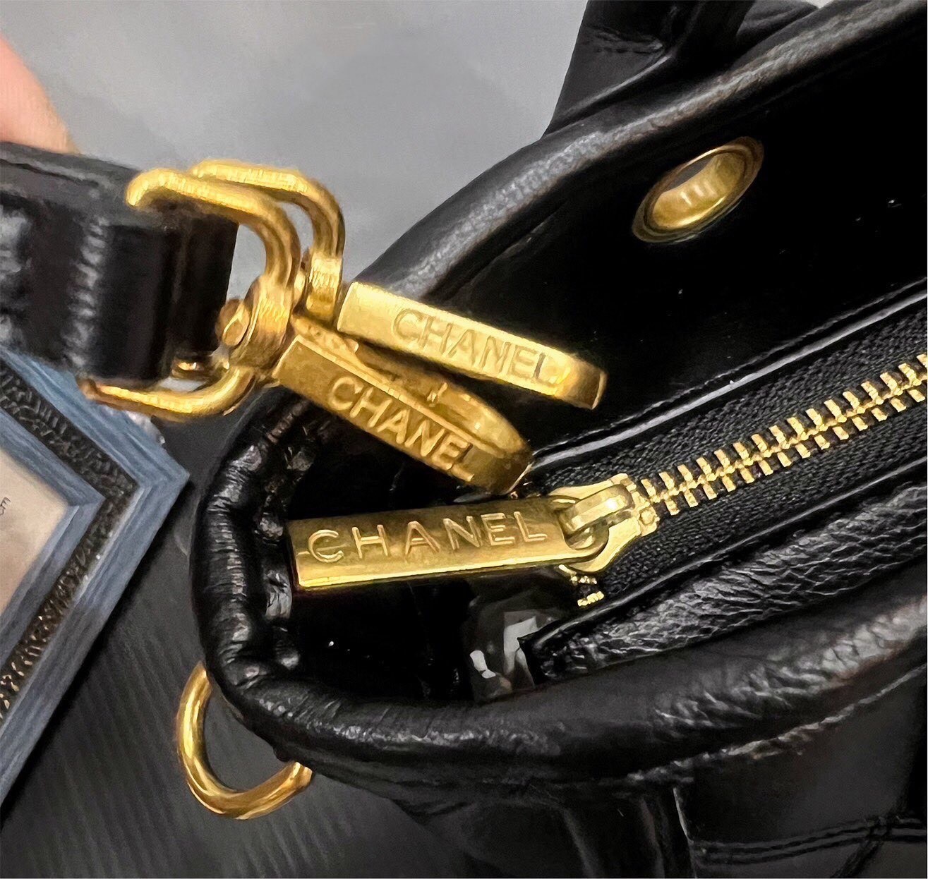 Chanel tote bag / Chanel Shopping Bag 8" กระเป๋าชาเนลทรงโท้ท หนังนิ่มซับในสีดำปั้มแบรนด์ทุกจุด สายโซ่ดึงปรับความยาวได้ สวยทั้งภายนอกภายในคุ้มค่าราคาจับต้องได้