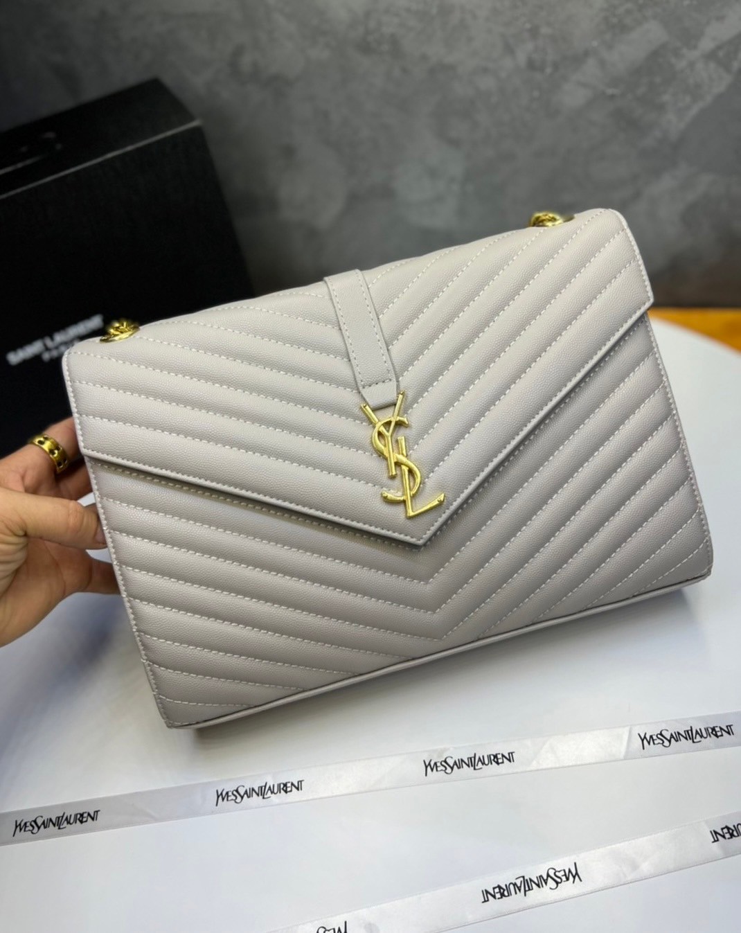 หนังแท้ YSL college large chain bag in quilted leather 30cm กระเป๋าสะพายใบใหญ่ ดีไซน์ทรงสวยหรู ตอบโจทย์ได้ทุกสไตล์ ภาพสินค้าถ่ายจากงานขายจริง ใช้งานต่างประเทศได้