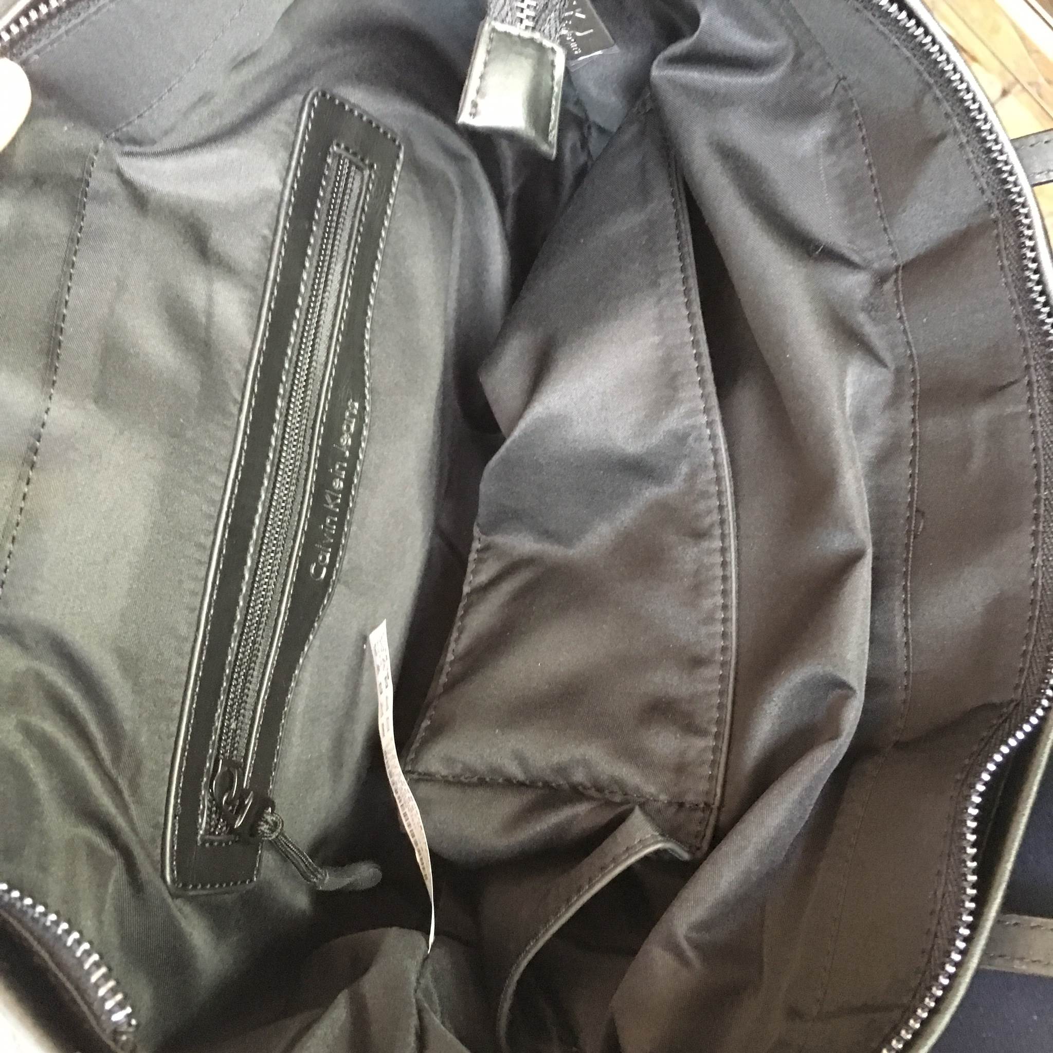 รุ่นหายาก !!! จากแบรนด์ Calvin Klein Jeans ตัวกระเป๋าหนัง Poly ester ลายหนังสวยมากๆคะ มาพร้อม ป้าย tag หนังแบรนด์ สวย เรียบ หรู รุ่นนี้ ขนาด วัดความยาว ปากกระเป๋า 40xวัดความยาวจากก้นกระเป๋า 30xสูง 30 xฐาน 15 cm.สายยาว 22cm. สะพายไหล่ได้สบายคะ