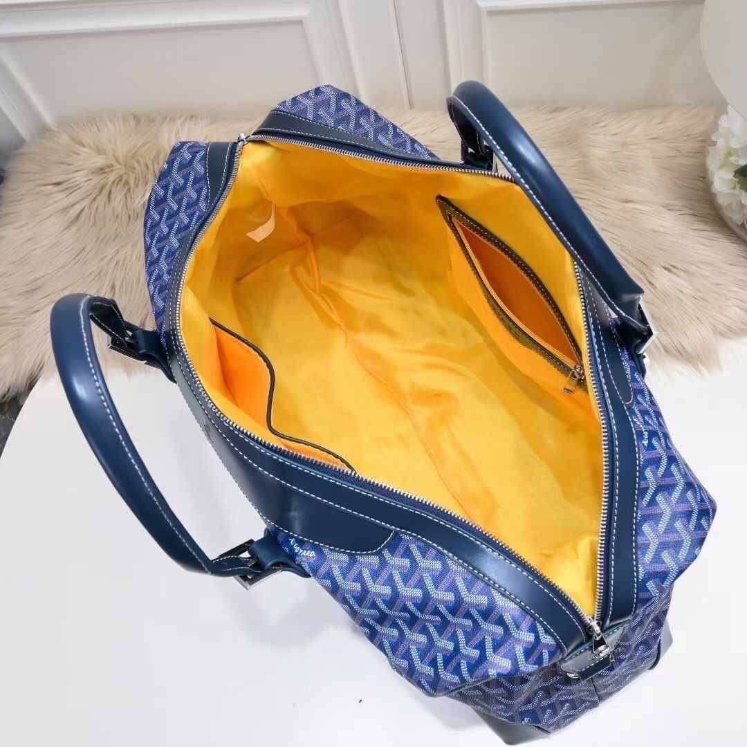 Goyard Boeing Travel 55 Duffle Bag กระเป๋าเดินทางใบใหญ่ ดีไซน์สวยคลาสสิกเป็นเอกลักษณ์ ไอเท็มที่จะทำให้การเดินทางไม่ธรรมดาอีกต่อไป ด้วยดีเทลความเป็นเอกลักษณ์ เรียบแต่หรู ภายในจุของได้เยอะมาก ใหญ่จริง!! ใบนี้คุ้มค่าราคามากๆ