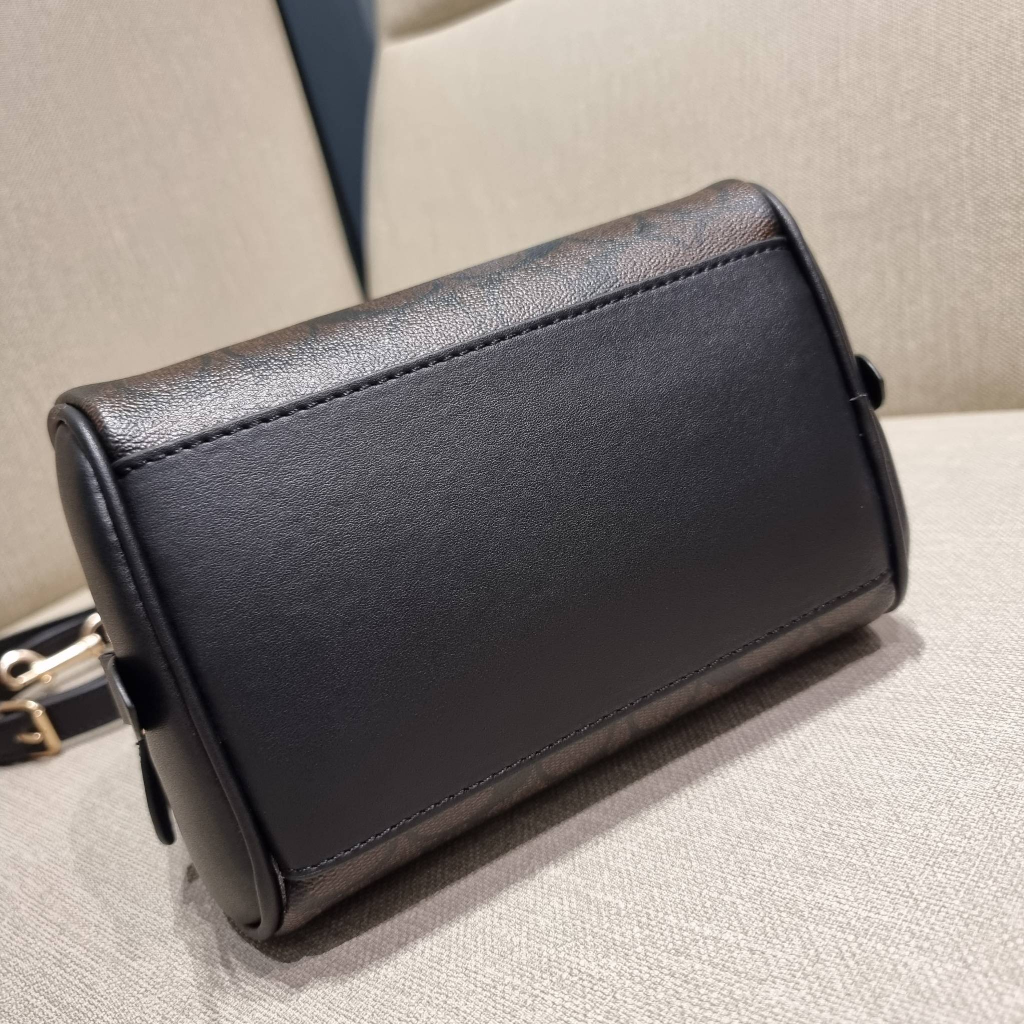 COACH SYDNEY SATCHEL BAG CA202 CA591 CB596 ใหม่ล่าสุด กับคอลที่สาวๆต้องหลงรัก กระเป๋าสะพายทรง satchel ที่มีรูปทรงดึงดูดสายตา สวยแรกเห็น วัสดุหนัง crossgrain พร้อมหูจับในตัว เปิด-ปิดด้วยซิป ภายในโล่งกว้าง ขนาดกำลังดี มีสายครอสให้ ปรับได้ตามชอบ ใบจริงลูกคุณ