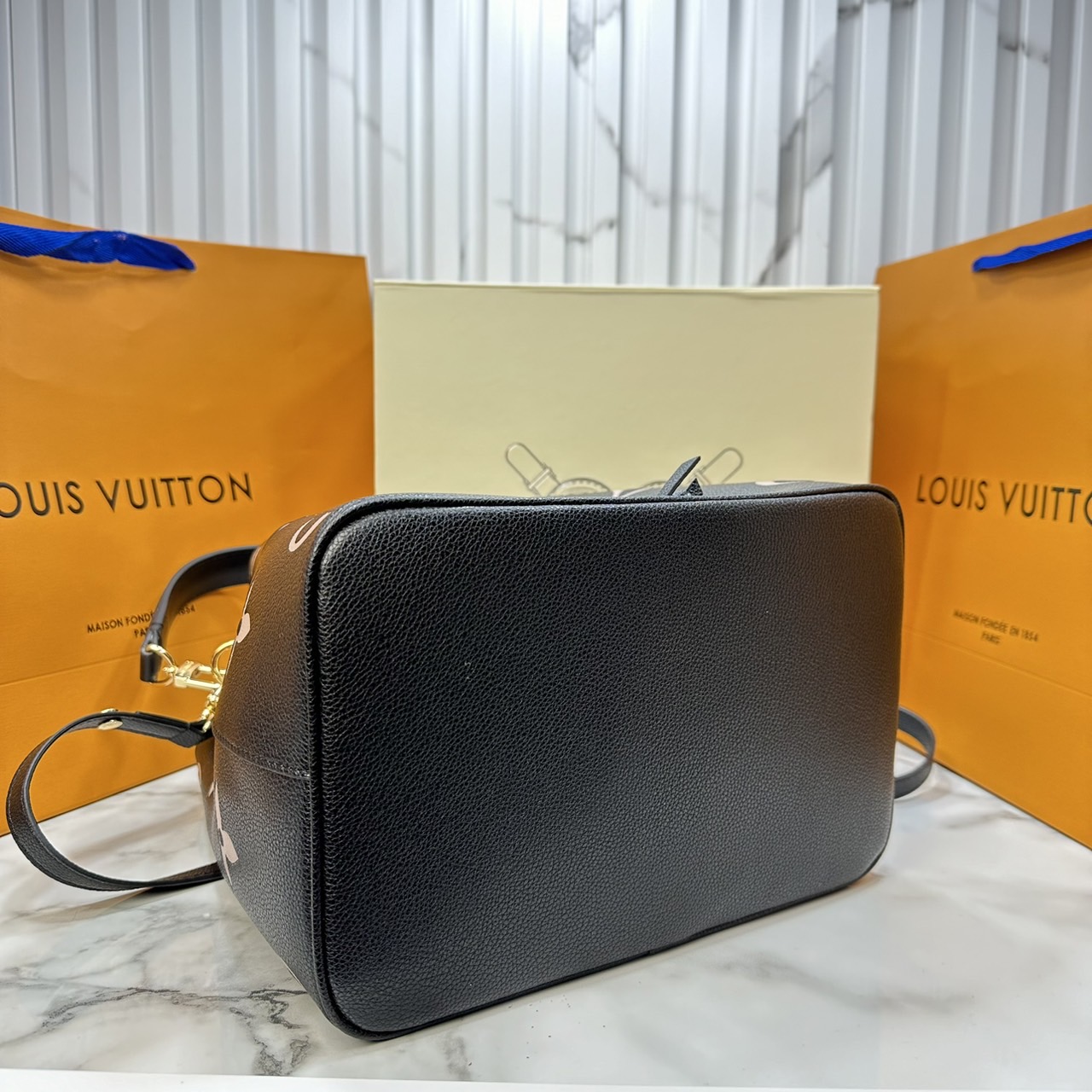 LV NeoNoe Bucket Bag / LV NéoNoé MM Bicolor Monogram Empreinte Leather กระเป๋าสะพายทรงบัคเก็ตใบใหญ่ โดดเด่นและเป็นเอกลักษณ์ด้วยการตกแต่งลายพิมพ์