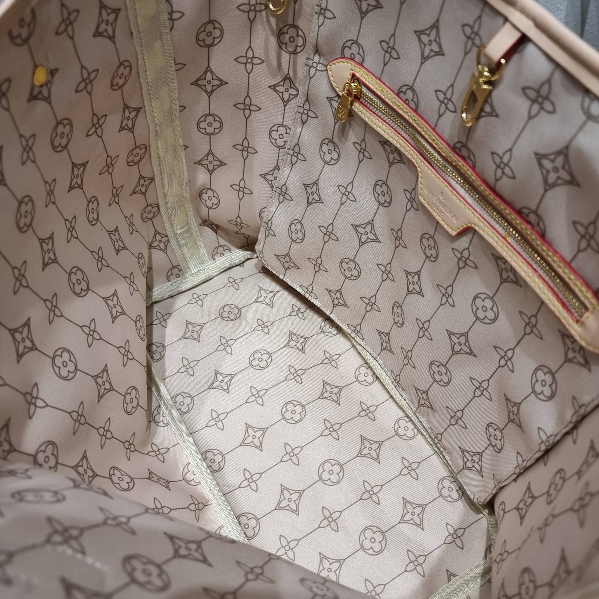 LV Neverfull MM Damier Azur คอลเล็คชั่น Spring Nautical / LV 2IN1 TOTE SET WITH NAUTICAL PRINT ดีไซน์ใหม่ต้อนรับฤดูร้อน กับกระเป๋าสะพายไหล่ใบใหญ่ทรง tote มาพร้อมใบลูก คลาสสิคที่สุด เป็นอีกรุ่นที่มีคนใช้เยอะมากๆ โทนสีละมุน