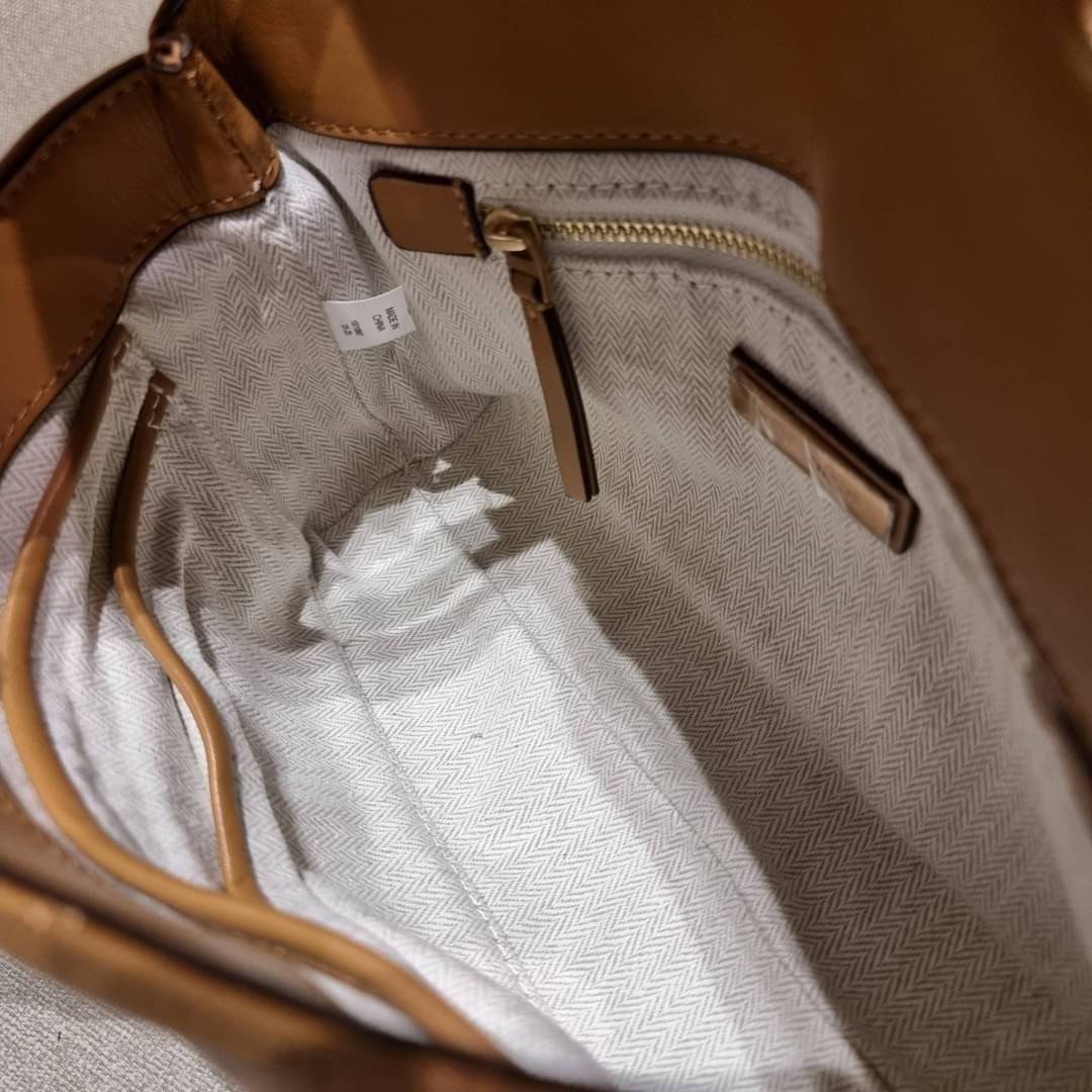 TORY BURCH KIRA CHEVRON CONVERTIBLE SHOULDER BAG (SMALL / MEDIUM) กระเป๋าสะพายรุ่นยอดฮิต ไซส์คลาสสิค ที่ใช้ยังไงก็ดูหรู ดีไซน์เฉพาะตัว วัสดุหนังแกะ สัมผัสนิ่ม เปิด-ปิดด้วยกระดุมแม่เหล็ก ภายในเป็นช่องโล่ง ใส่กระเป๋าสตางค์ มือถือ เครื่องสำอางค์ พาวเวอร์แบงค