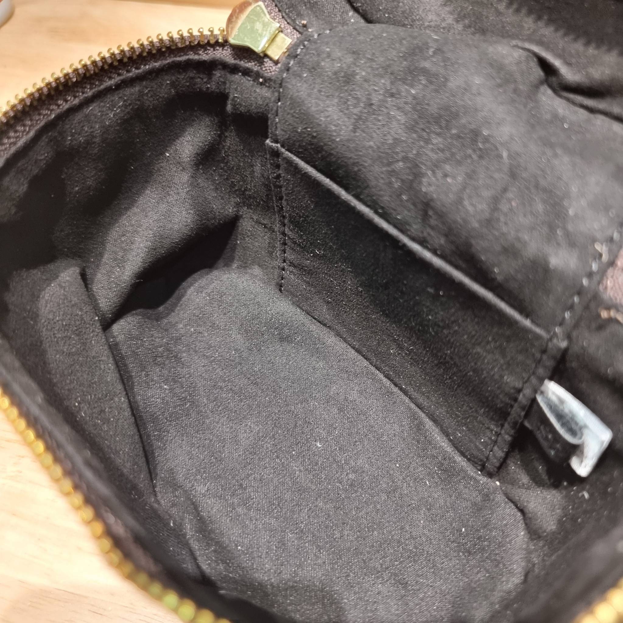 LV Vanity PM / Lv reverse monogram vanity bag กระเป๋าถือ/สะพาย สวยอยู่ทรง มาพร้อม box set สุดหรู adapt ใช้เป็นกระเป๋าเก็บเครื่องสำอางค์ ถือเชิดๆ หรือสะพายเลิศๆ ไปเที่ยว ไปไหนๆก็ดูแพง!! สวยจริงจัง!!