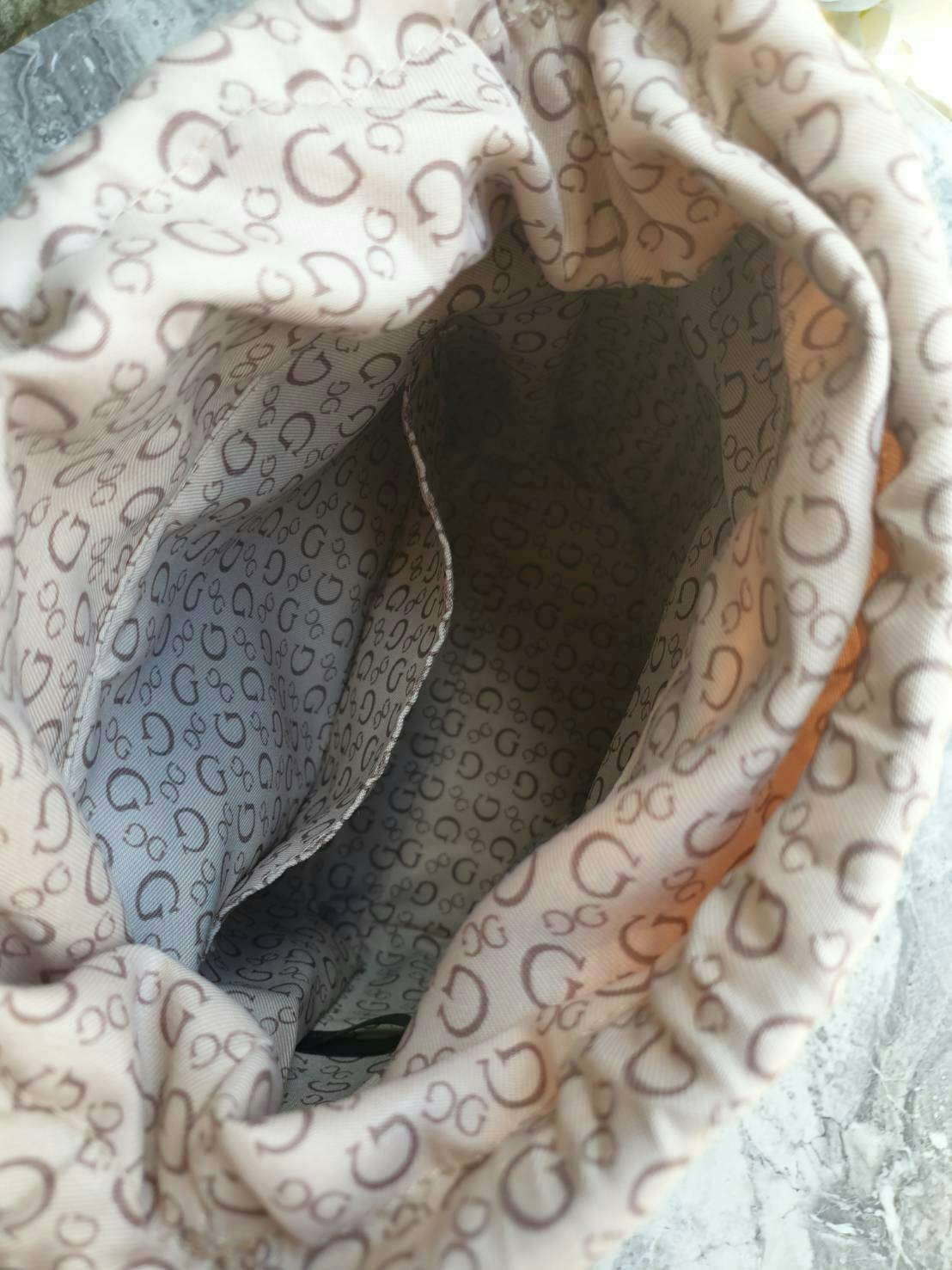 3สี Guess Bucket Bag กระเป๋ารุ่นใหม่ล่าสุด อวดไอเทมแสนเก๋กับกระเป๋าทรงถังสุดน่ารัก พิมพ์ลายรอบใบ วัสดุ Saffiano PU คุณภาพดี นิ่ม น้ำหนักเบา ด้านหน้าประดับด้วยโลโก้แบรนด์สวยโดดเด่น เปิดปิดด้วยเชือกหนังใช้หูรูดปลายเชือกประดับอะไหล่เงินสะดวกใช้ ด้านในโล่งกว้