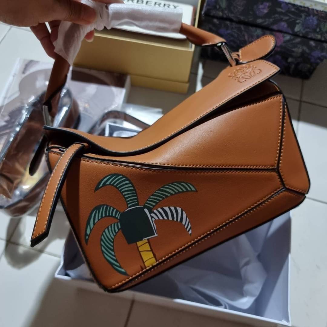 VIP 】LOEWE LA PALME PUZZLE BAG IN CLASSIC CALFSKIN คอลเลคชั่นใหม่!! กระเป๋าสะพายข้างทรงกล่อง สไตล์พัซเซิล ให้ฟีลลิ่งเหมือนตัวต่อ ดูดีได้ทุกที่แค่มีใบนี้ รอบนี้ดีไซน์พริ้นท์ลายต้นปาล์มเก๋ๆ ซัมเมอร์ยังต้องมา วัสดุหนังวัวฟอกสี เปิดใช้งานด้วยซิป ที่ภายในโล่งพ