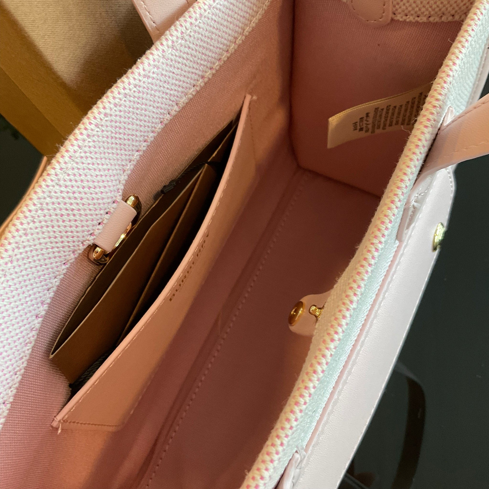 BURBERRY Mini Freya Tote in Bright Red/dusky Pink / BURBERRY FRAGRANCES MINI TOTE BAG ตัวกระเป๋าเป็นผ้าตัดหนัง Lambskin นิ่มสวยหรูดูดี สีสันพาสเทล💖🐻 **น่ารักมากๆ มีช่องกระเป๋าหน้าเล็กให้1ช่อง ภายในช่องหลักโล่งกว้าง