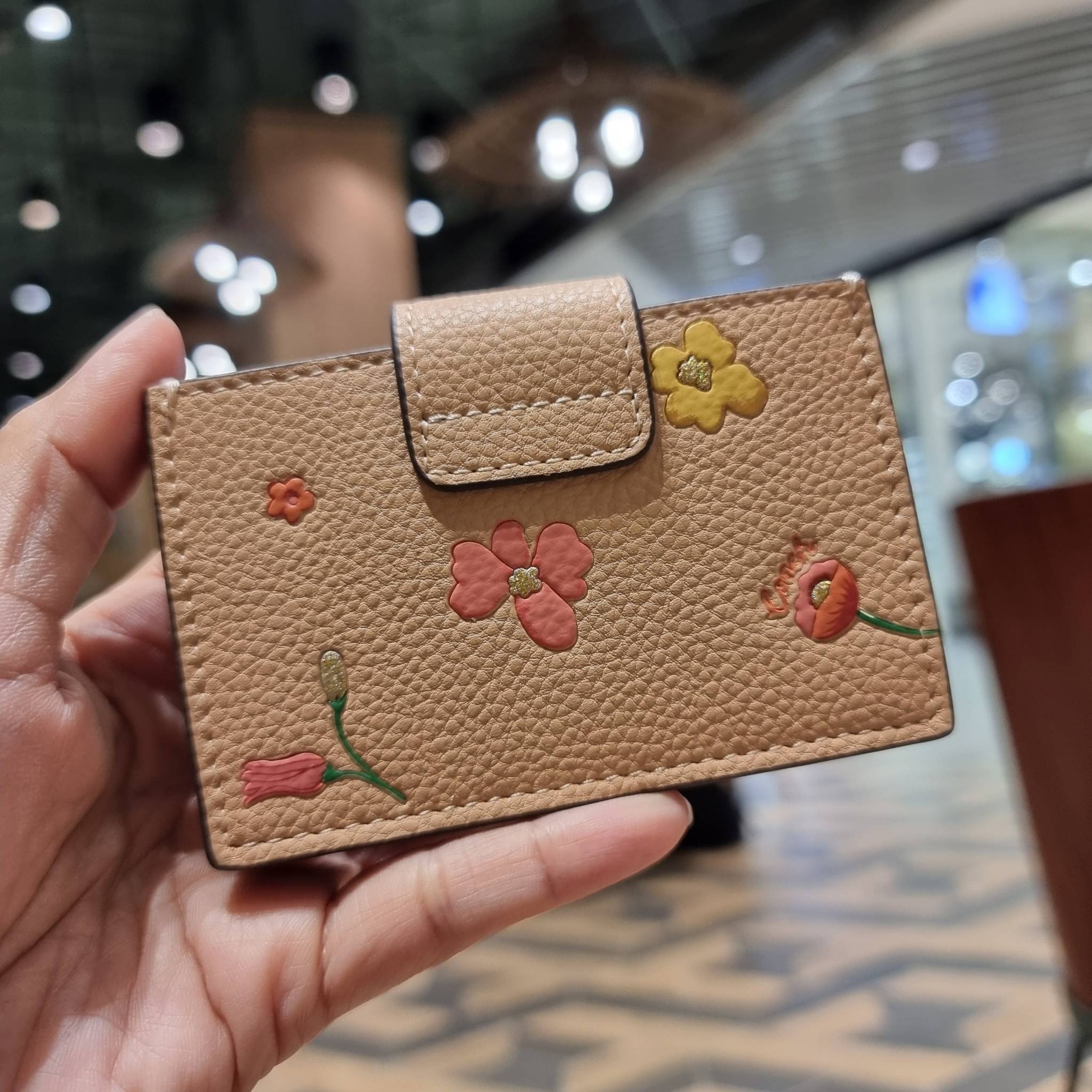 COACH C8325 ACCORDION CARD CASE WITH DREAMY LAND FLORAL PRINT ไอเท็มที่ทำใจฟูจัดเลยจ้า กับกระเป๋าถนอมบัตร ที่สาวๆตามหา ดีไซน์ลวดลายน่ารักมากๆ ขนาดกะทัดรัด พกพาสะดวก วัสดุหนัง pepble ภายในเป็นช่องใส่บัตรได้หลายใบ เหมาะมากสำหรับใครที่มองหากระเป๋าแบ่งสัดส่วน