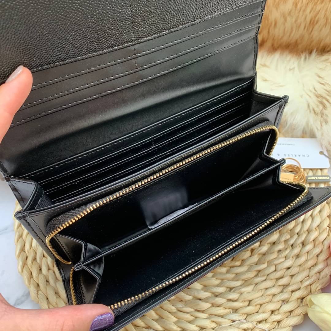 ของแท้ 💯% CHARLES & KEITH METAL TASSEL CLASSIC LONG WALLET กระเป๋าเงินใบยาวรุ่นพู่ยอดฮิต!! หนังพิมพ์ลายคาร์เวียร์ใช้ทน ด้านหลังมีช่องใส่บัตร/แบงค์ได้
