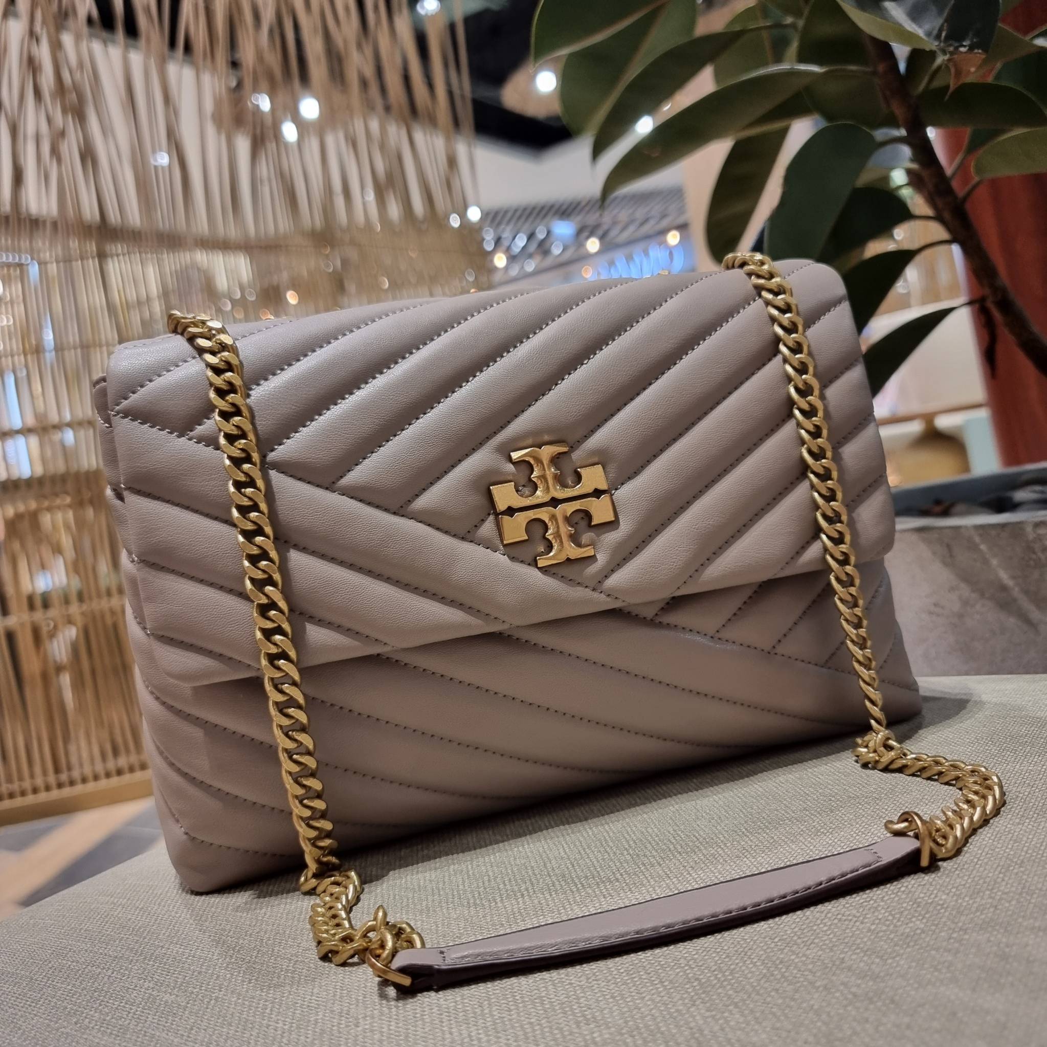 TORY BURCH KIRA CHEVRON CONVERTIBLE SHOULDER BAG กระเป๋าสะพายรุ่นยอดฮิต ไซส์ใหญ่จัดเต็มให้เน้นๆ ใช้ยังไงก็ดูหรู ดีไซน์เฉพาะตัว วัสดุหนังแกะ สัมผัสนิ่ม เปิด-ปิดด้วยกระดุมแม่เหล็ก ภายในเป็นช่องโล่ง แบ่งสัดส่วนไว้ดีมากๆ ใส่กระเป๋าสตางค์ มือถือ เครื่องสำอางค์