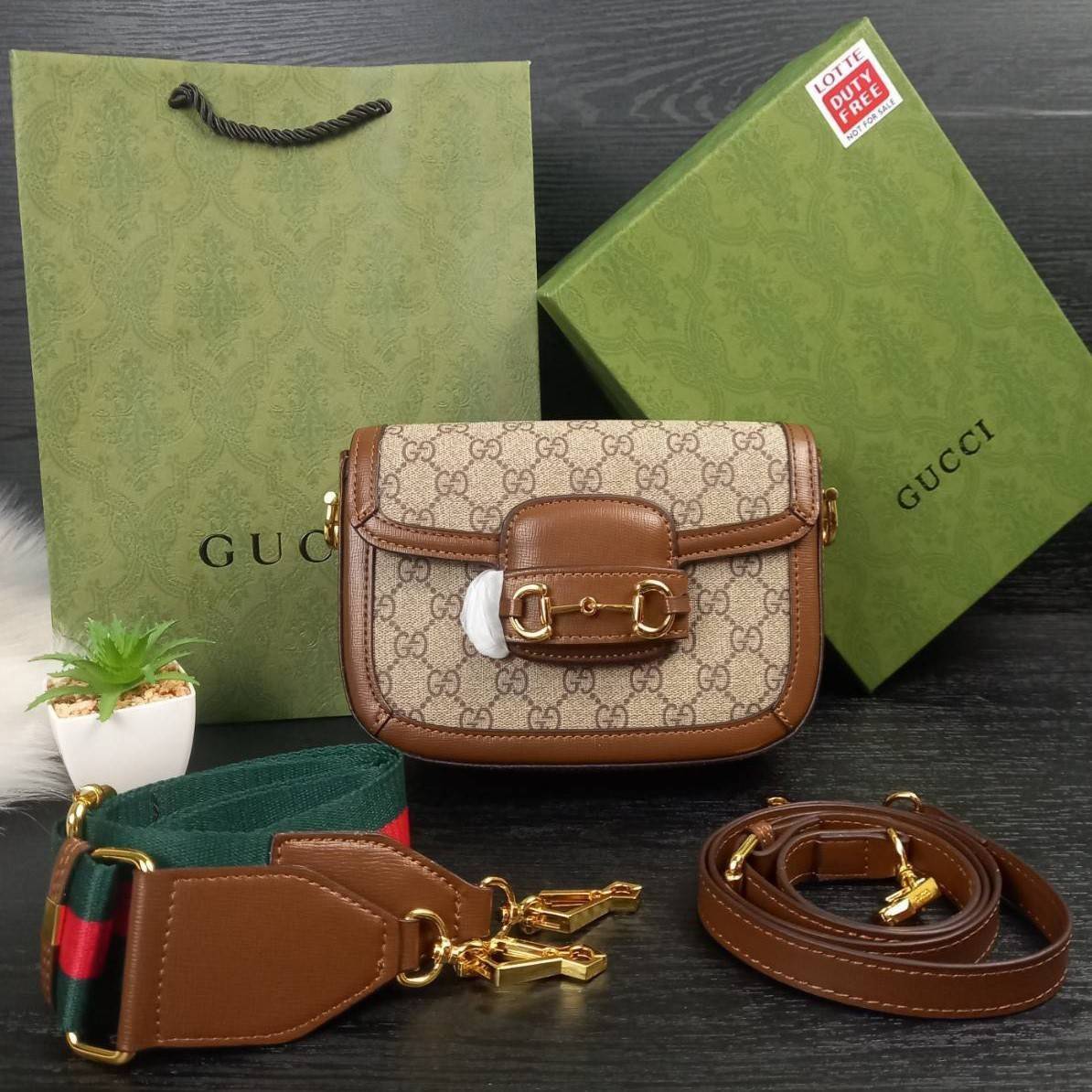 GUCCI HORSEBIT 1955 MINI BAG กระเป๋า crossbody รุ่นฮิต สุดหรูหรา คลาสสิค จุของสำคัญได้เยอะ มาพร้อมสายสะพายยาว 2 เส้น สามารถ ปรับระดับได้ ถอดออกได้ รุ่นนี้ใช้งานดีมาก บอกต่อกันถึงที่สุด ใช้ได้ทุกโอกาส เป็นอีกรุ่นที่โดดเด่นมากๆ