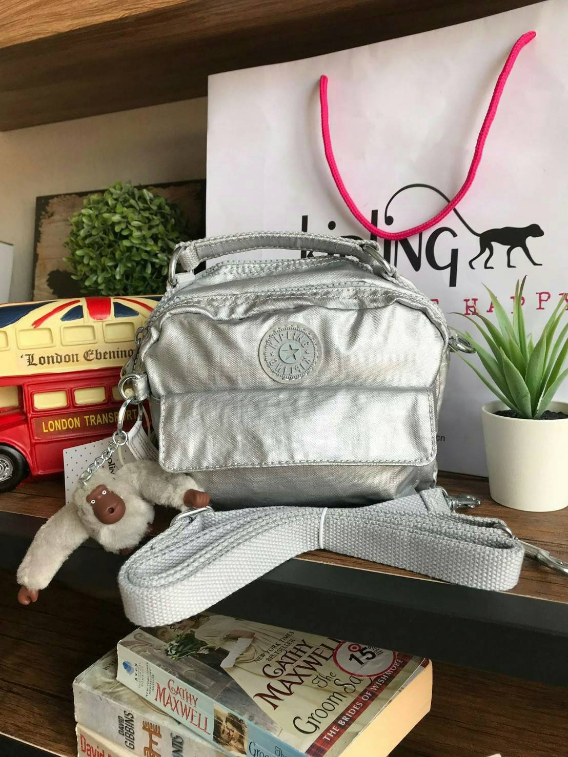 💕 Kipling Messenger Bag กระเป๋าสะพายทรงเหลี่ยมรุ่นใหม่!!ขนาดมินิ สามารถสะพายสายคู่ สายเดี่ยวและเป้ มีหลายช่องใช้งาน ด้านหน้าเป็นช่องเล็กใส่ของจุกจิก ซิปคู่ด้านหน้าภายในมีช่องเล็กแยกเป็นสัดส่วน ซิปเดี่ยวด้านหลังกว้างเพิ่มช่องใส่ของได้อีก1ช่อง ขนาดก