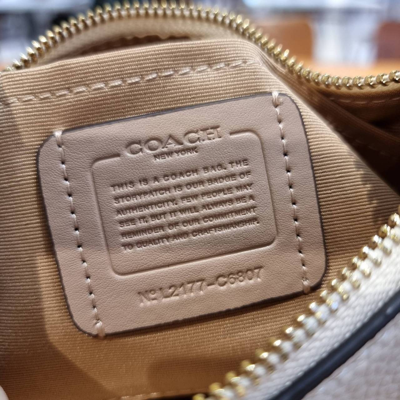 COACH C6807 KLEO HOBO IN SIGNATURE CHAMBRAY ใหม่ล่าสุด คอลเลคชั่นสุดคิ้วท์ ที่สาวๆต้องหลงรัก กระเป๋าสะพายทรงโฮโบ ที่ดีไซน์มาให้ปรับใช้งานได้หลากหลาย วัสดุหนัง pepble สวยหรู รูดเปิด-ปิดด้วยซิป ภายในเป็นช่องโล่ง สายคล้องสามารถถอดออกใส่สายยาวสะพายข้างได้ หรื