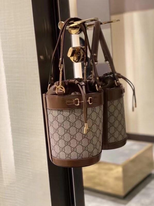 VIP 】Gucci Horsebit Gift Bag กระเป๋าสะพายข้าง Premiumgift วัสดุหนังแท้ เปิด-ปิด ด้วยกระดุมแม่เหล็ก ด้านในโล่ง ใส่ตังค์ ใส่โทรศัพท์ Iphone+ ได้ สายยาวปรับระดับได้ Crossbody ได้ น้ำหนักเบา มาพร้อมกล่องแบรนด์ สวยหรูดูแพง จะซื้อใช้เองหรือเป็นของขวัญก็เหมาะ ได