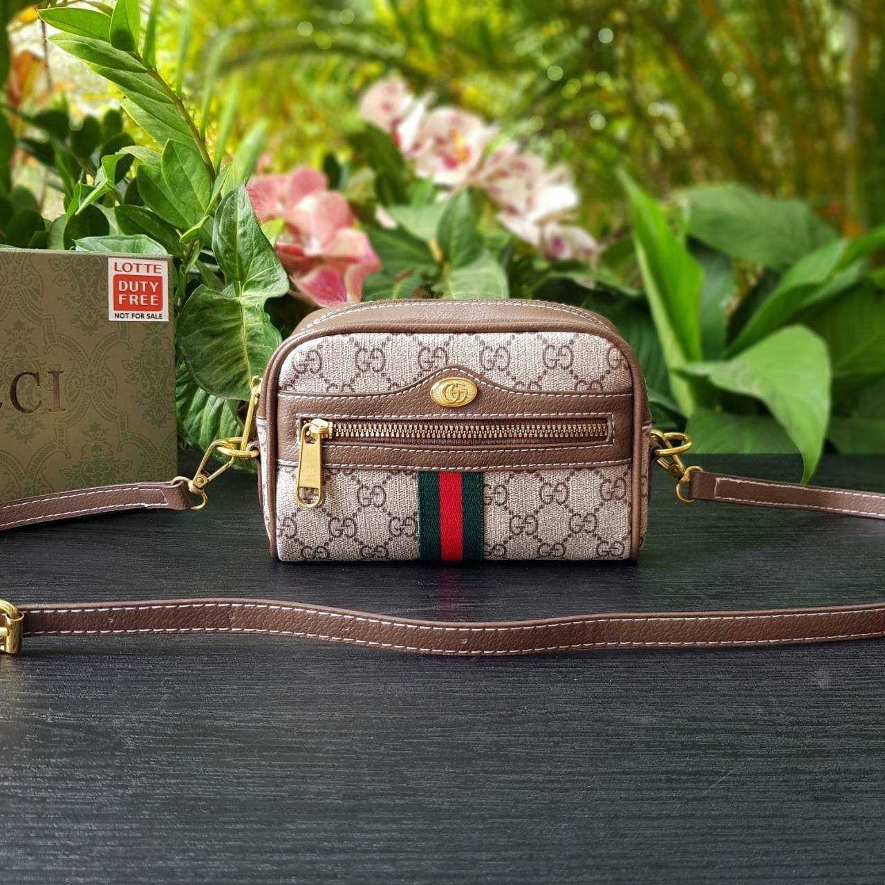 GUCCI Ophidia GG Crossbody Bag กระเป๋าครอสบอดี้ขนาดกำลังดี ดีไซน์ที่เป็นเอกลักษณ์ ใช้ได้ทุกโอกาส สายยาวปรับระดับได้ เปิด-ปิด ด้วยซิบ