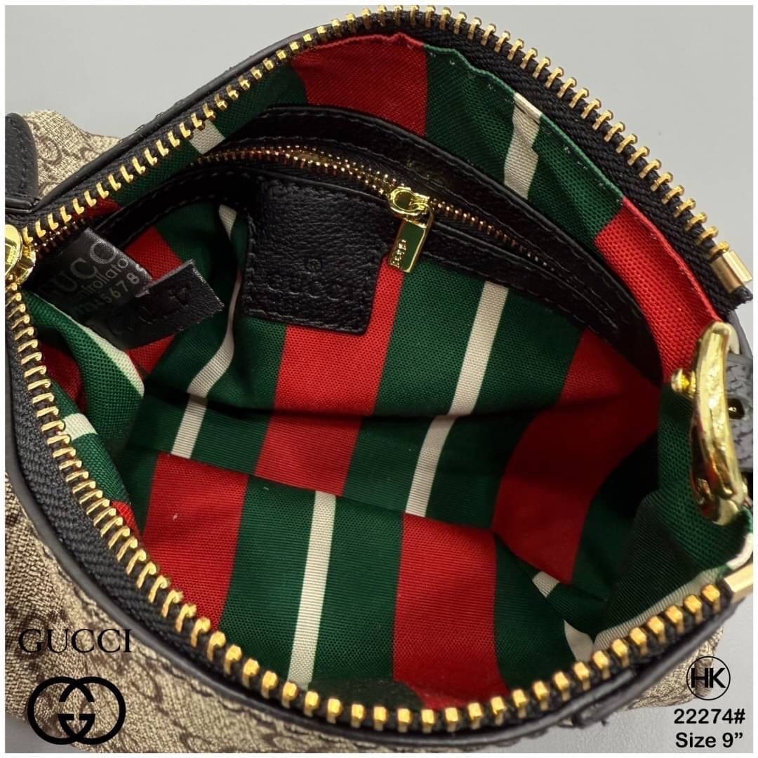 GUCCI GG Emblem small shoulder bag กระเป๋าสะพายคอลใหม่ทรงพอช ได้รับแรงบันดาลใจจากโลกแห่งการขี่ม้าดีไซน์คลาสสิคคงความเอกลักษณ์ สะพายไหล่ได้อย่างสง่างาม ขนาดน่าใช้มากๆ